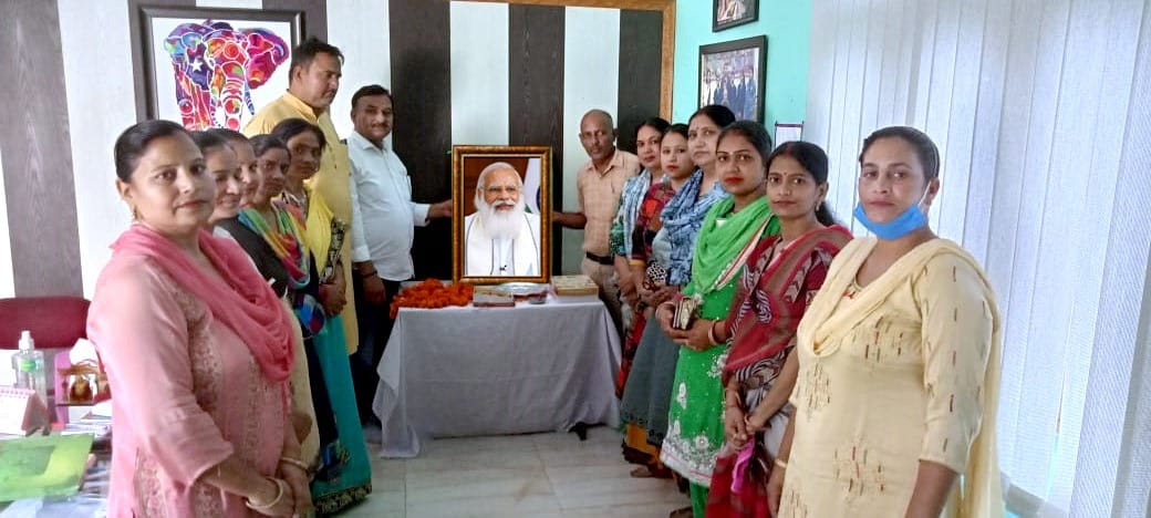 छुटमलपुर में नरेंद्र मोदी का जन्मदिन मनाती महिला मोर्चा पदाधिकारी