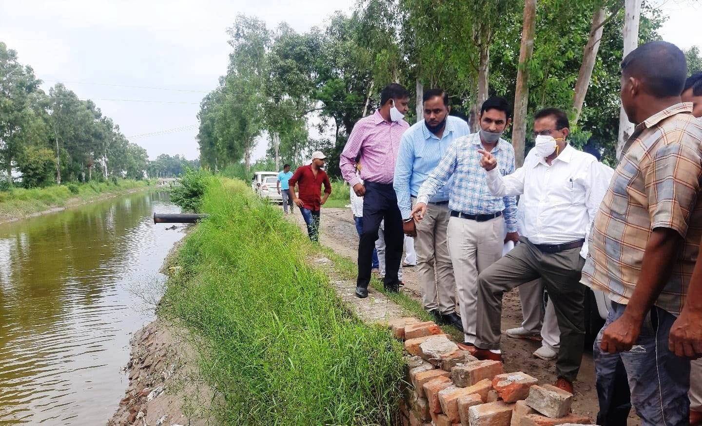 जुलाना क्षेत्र का दौरा करते समय पानी निकासी के निर्देश देते डीसी नरेश नरवाल। संवाद जुलाना क्षेत्र का दौरा करते समय पानी निकासी के निर्देश देते डीसी नरेश नरवाल। संवाद