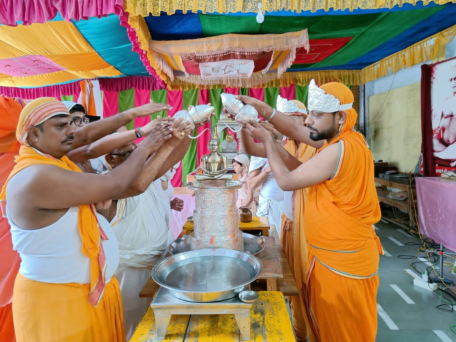कैप्सन- मंदिर में पूजन करते श्रद्धालु कैप्सन- मंदिर में पूजन करते श्रद्धालु