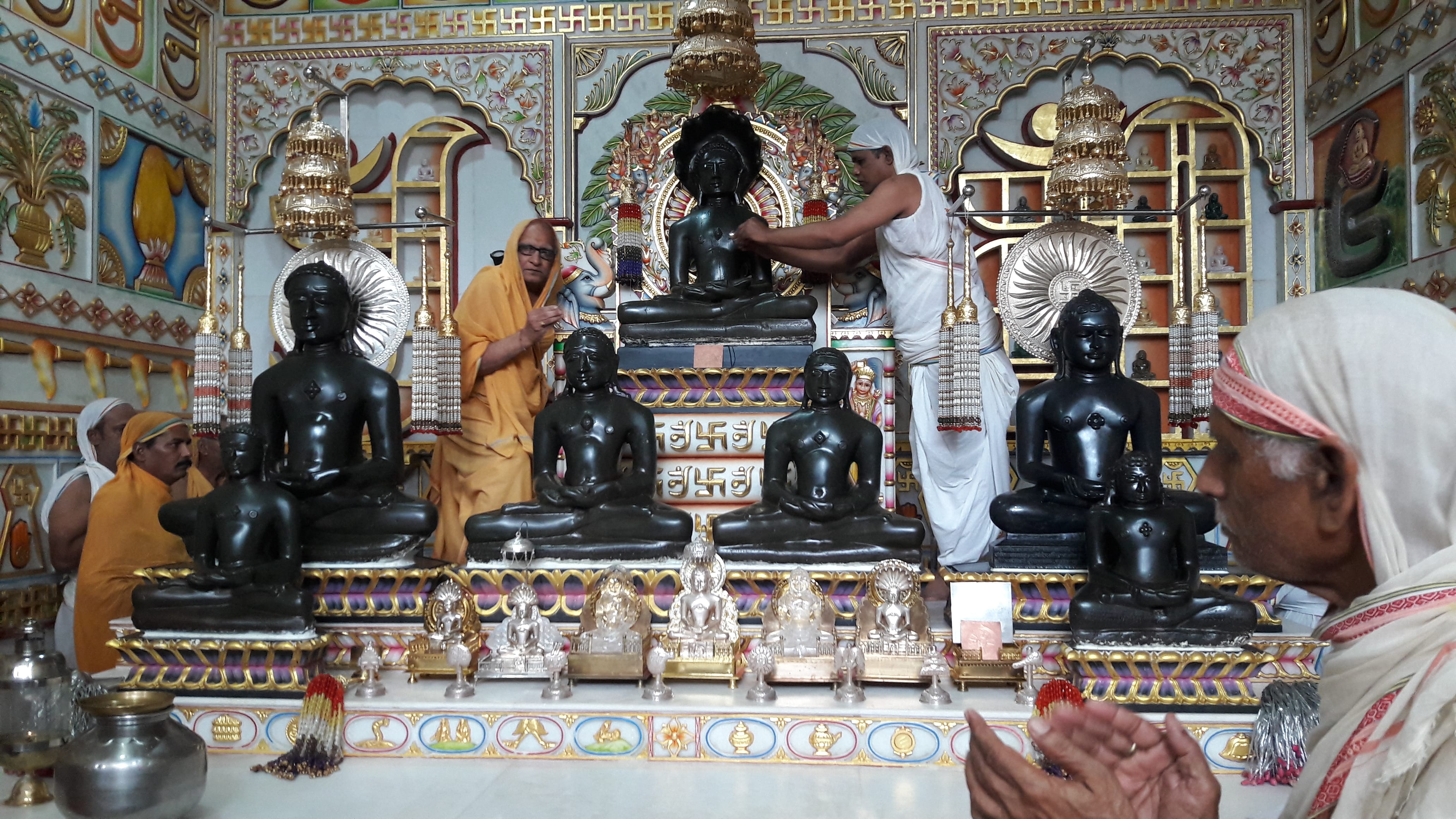 कैप्सन- मंदिर में पूजन करते श्रद्धालु कैप्सन- मंदिर में पूजन करते श्रद्धालु