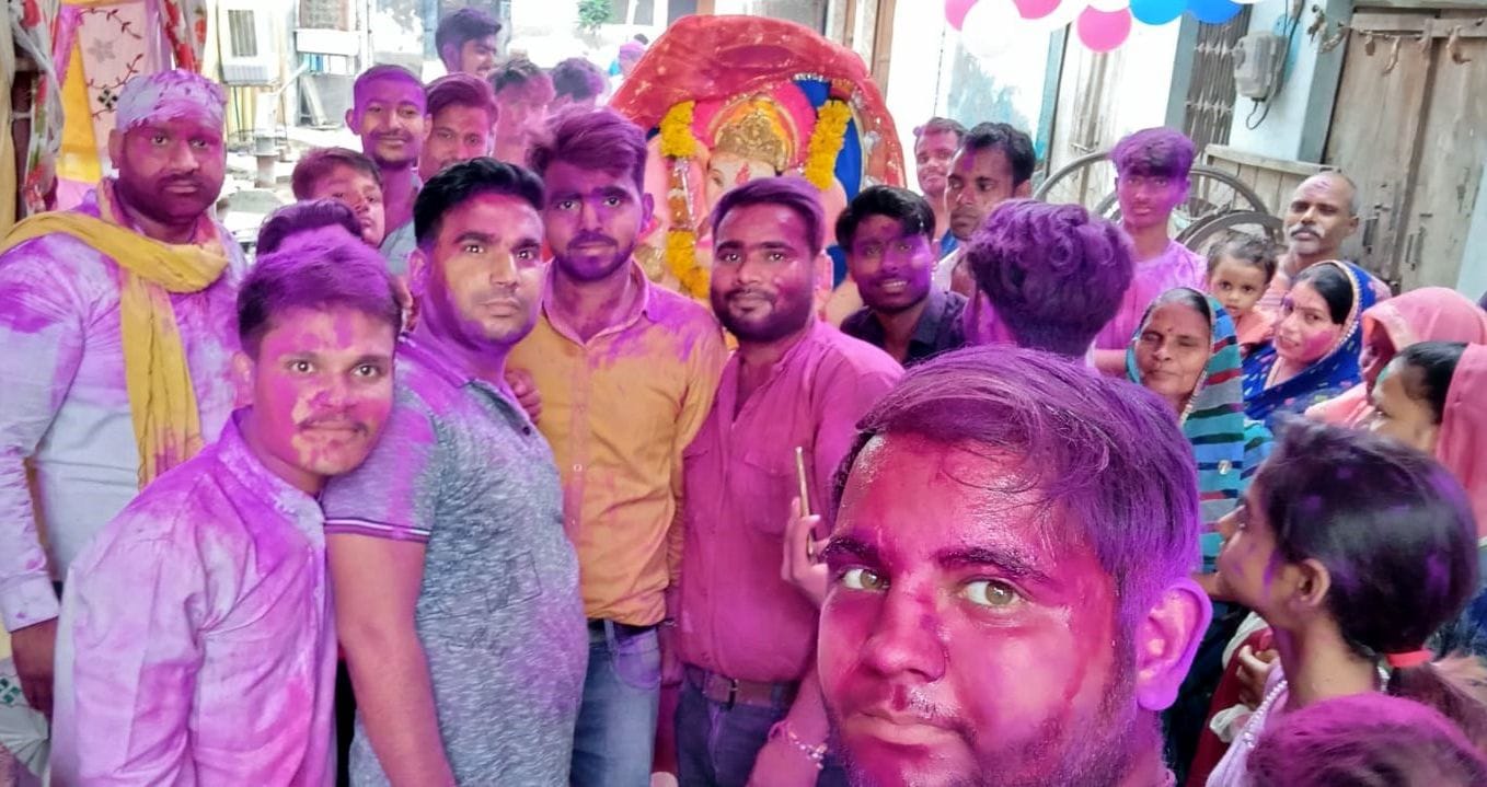 महेंद्र नगर काली मंदिर में गणेश जी की स्थापना के दौरान रंगों में रंगे भक्त।