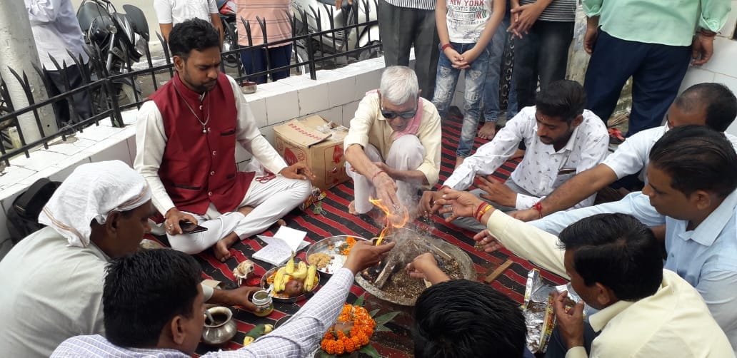 विश्वकर्मा जयंती पर हवन करते धीमान समाज के लोग विश्वकर्मा जयंती पर हवन करते धीमान समाज के लोग
