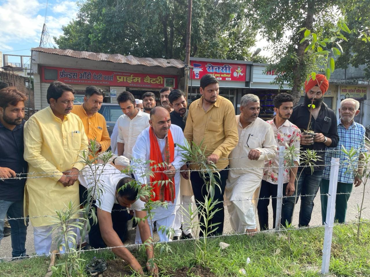प्रधानमंत्री के जन्म दिन पर भोपा रोड पर  पौधरोपण करते जिलाध्यक्ष व कार्यकर्ता।