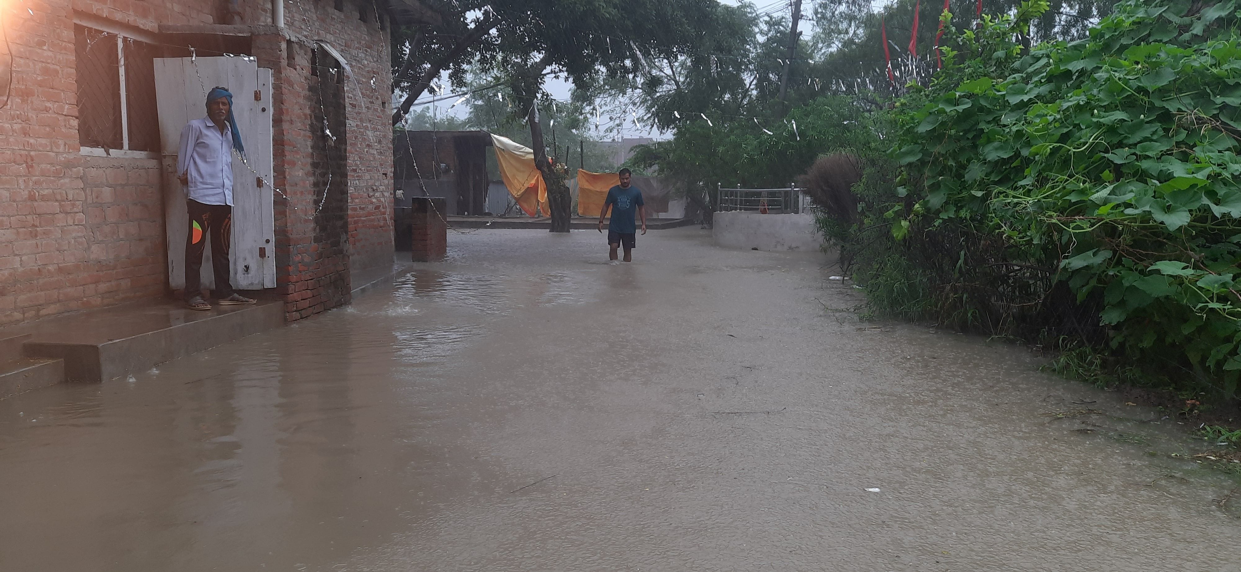 कानपुर देहात के रसूलाबाद में घुटनों तक भरा बारिश का पानी। संवाद कानपुर देहात के रसूलाबाद में घुटनों तक भरा बारिश का पानी। संवाद