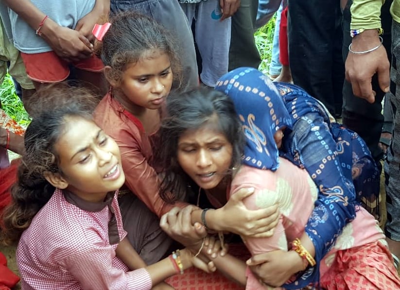 नहटौर के गांव जरीफपुर चतर मे तालाब किनारे चौकीदार का शव मिलने पर विलाप करते परिजन। नहटौर के गांव जरीफपुर चतर मे तालाब किनारे चौकीदार का शव मिलने पर विलाप करते परिजन।