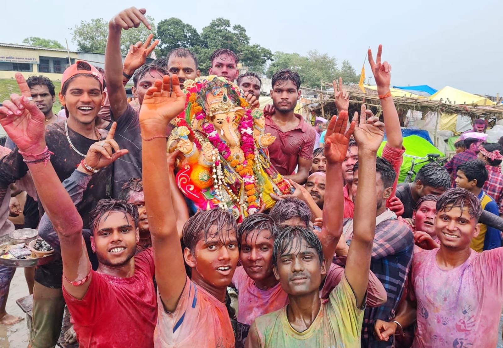 विसर्जन के लिए कछला घाट पर गणेश मूर्ति लेकर पहुंचे भक्त। संवाद