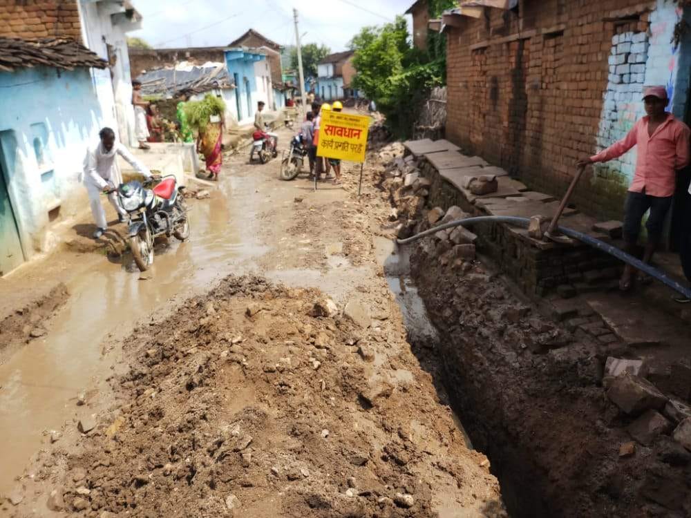 डोंगराखुर्द गांव के पटना मार्ग पर दलदल