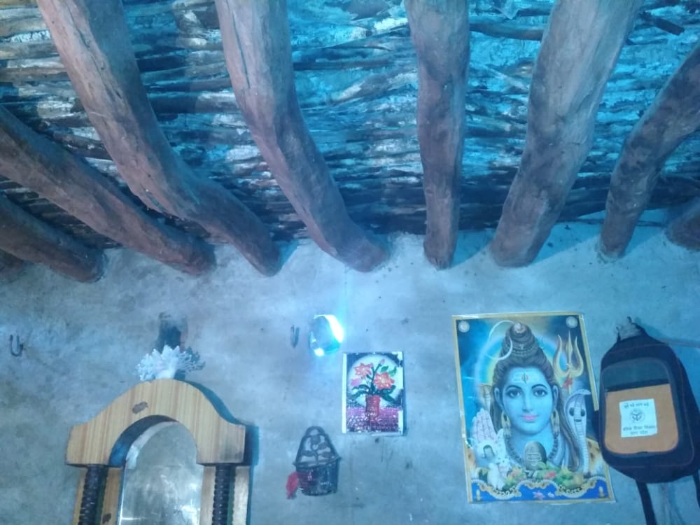- गांव उमरी कला निवासी लील्लू का कडियों की छत वाला कच्चा मकान।
