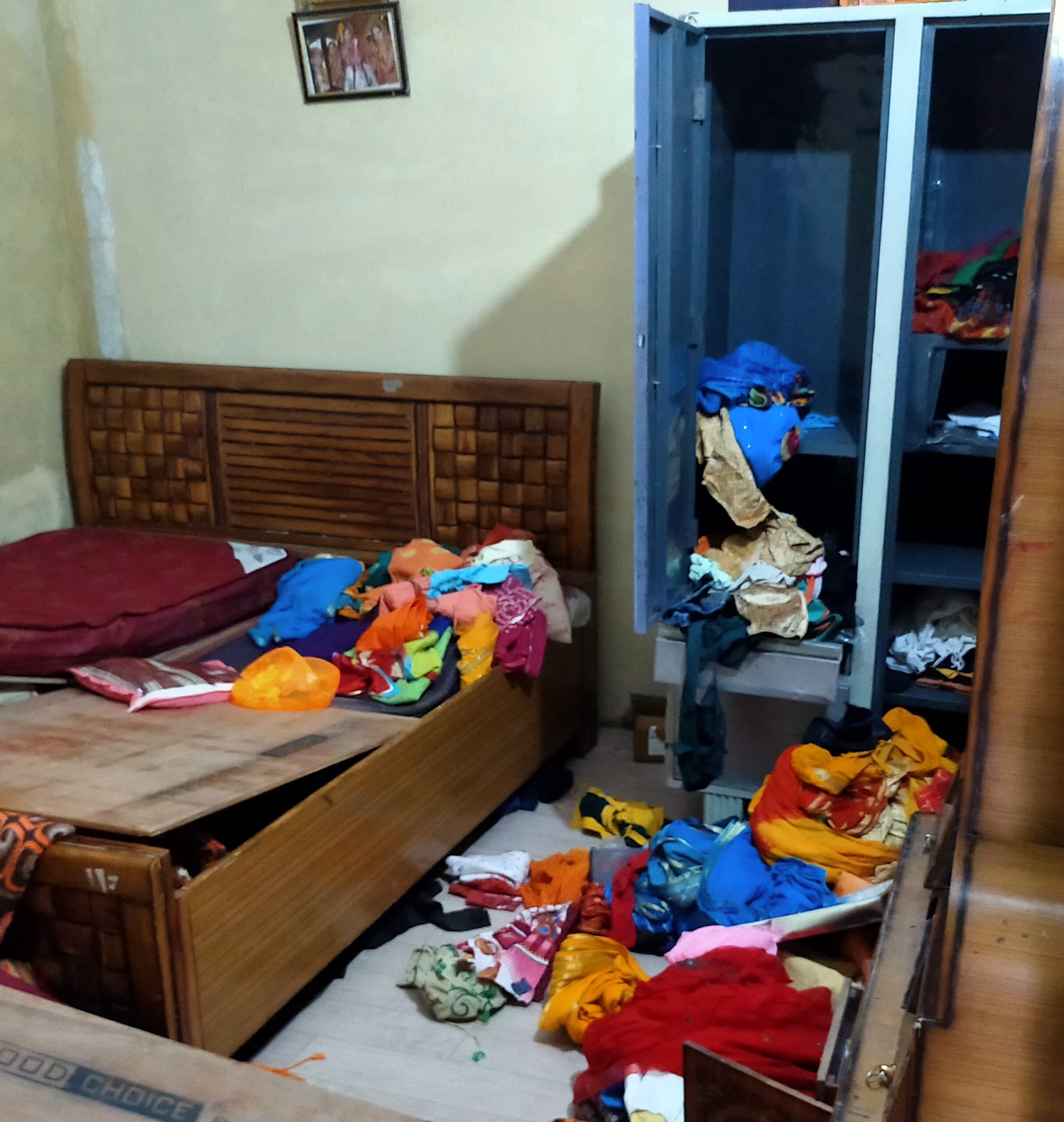 मकान में विखरा पड़ा सामान मकान में विखरा पड़ा सामान