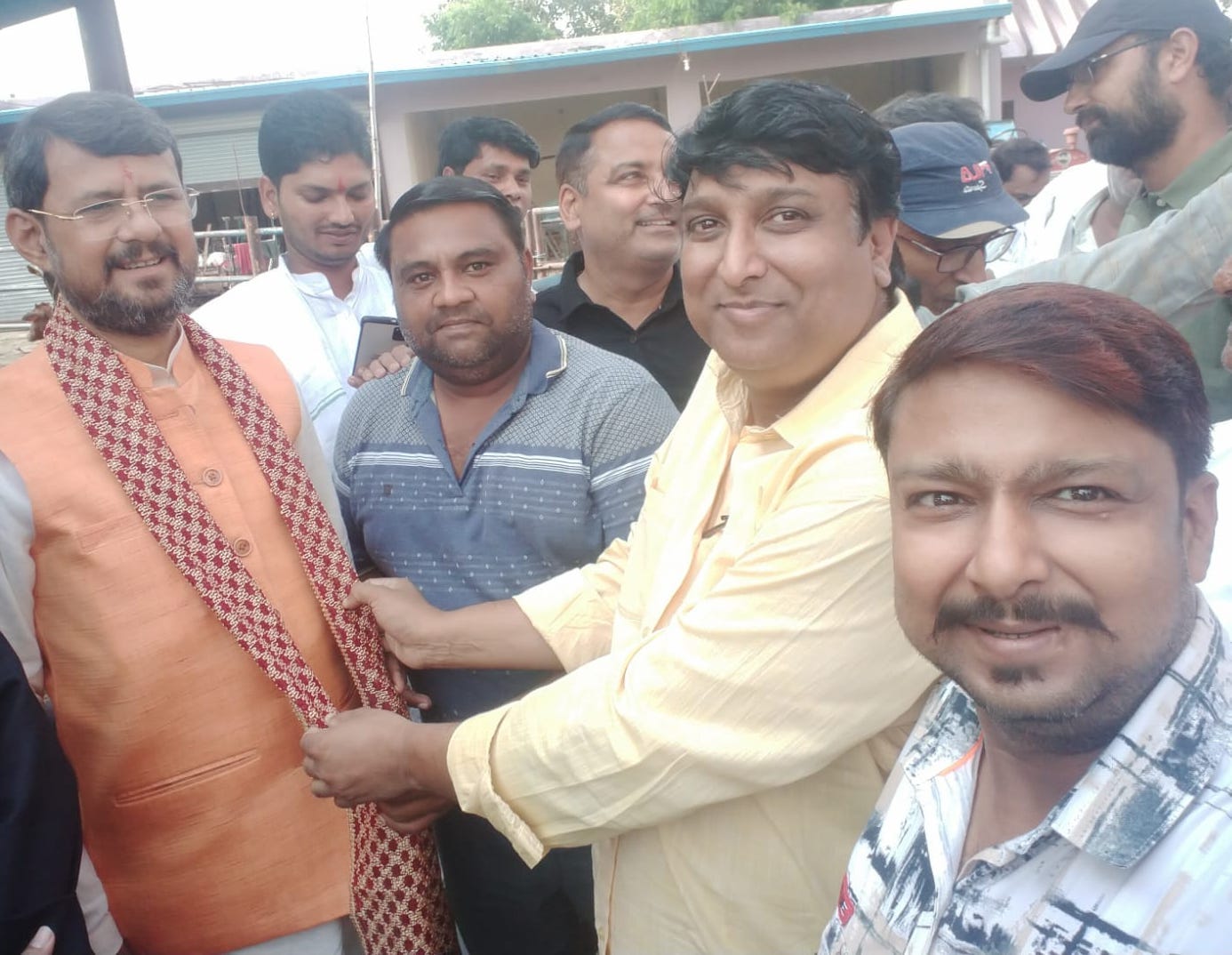 कैराना में परिवहन मंत्री अशोक कटारिया का स्वागत करते व्यपारी कैराना में परिवहन मंत्री अशोक कटारिया का स्वागत करते व्यपारी