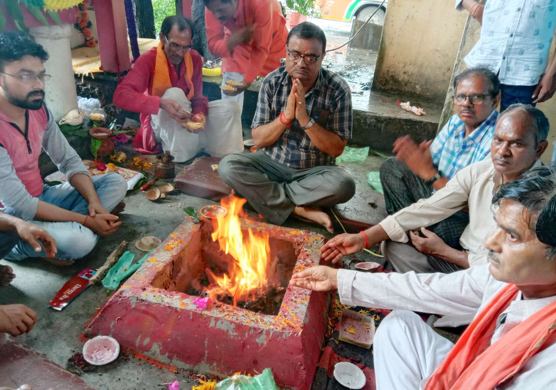 रोडवेज परिसर में हवन में आहूतियां देते कर्मचारी रोडवेज परिसर में हवन में आहूतियां देते कर्मचारी