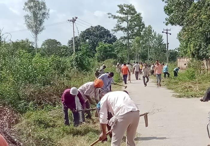 बिजनौर के ग्राम स्वाहेड़ी में मुख्यमंत्री के दौर के तहत सफाई करते मजदूर। बिजनौर के ग्राम स्वाहेड़ी में मुख्यमंत्री के दौर के तहत सफाई करते मजदूर।