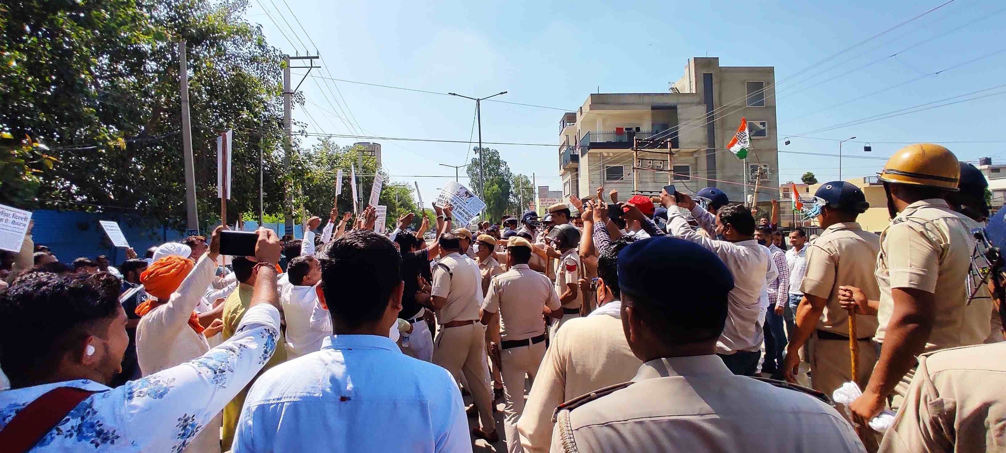 जब पुलिस व भाजपाई हुए आमने-सामने। कांग्रेसी कार्यकर्ताओं की तरफ बढ़ रहे भाजपाईयों को रोकते पुलि? जब पुलिस व भाजपाई हुए आमने-सामने। कांग्रेसी कार्यकर्ताओं की तरफ बढ़ रहे भाजपाईयों को रोकते पुलि?