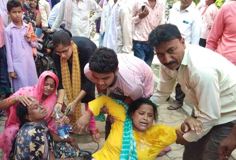 रोती बिलखती काली साड़ी में मृतक की पत्नी कांता देवी व पीले कुर्ते में बेटी पुत्री राखी। संवाद रोती बिलखती काली साड़ी में मृतक की पत्नी कांता देवी व पीले कुर्ते में बेटी पुत्री राखी। संवाद