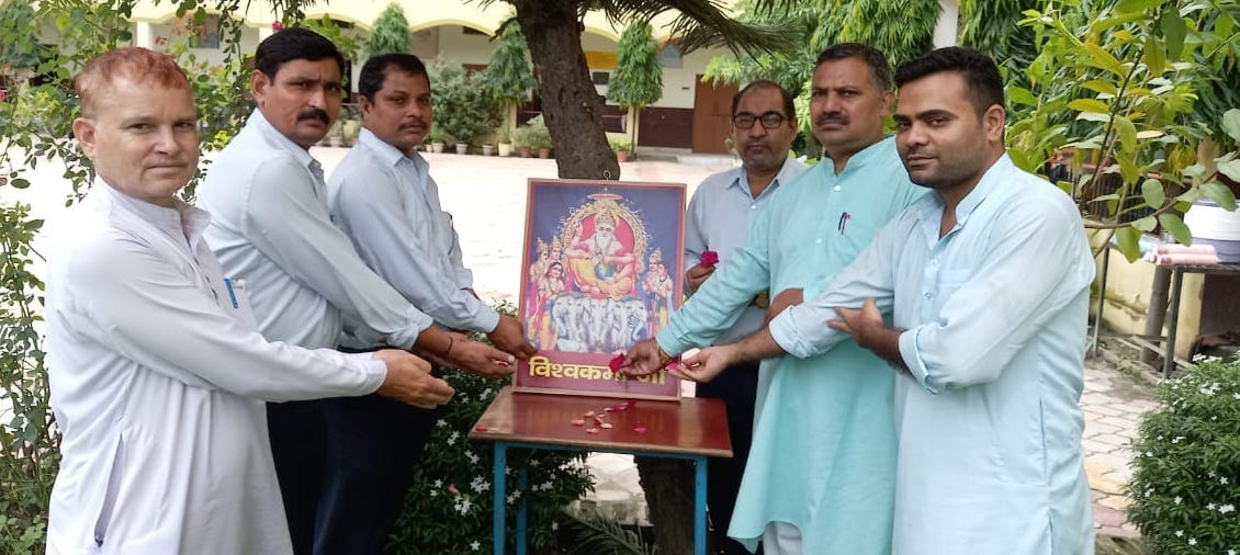 शामली सरस्वती शिशु मन्दिर में भगवान विश्वकर्मा के चित्र पर पुप्पअर्पित करते शिक्षक शामली सरस्वती शिशु मन्दिर में भगवान विश्वकर्मा के चित्र पर पुप्पअर्पित करते शिक्षक