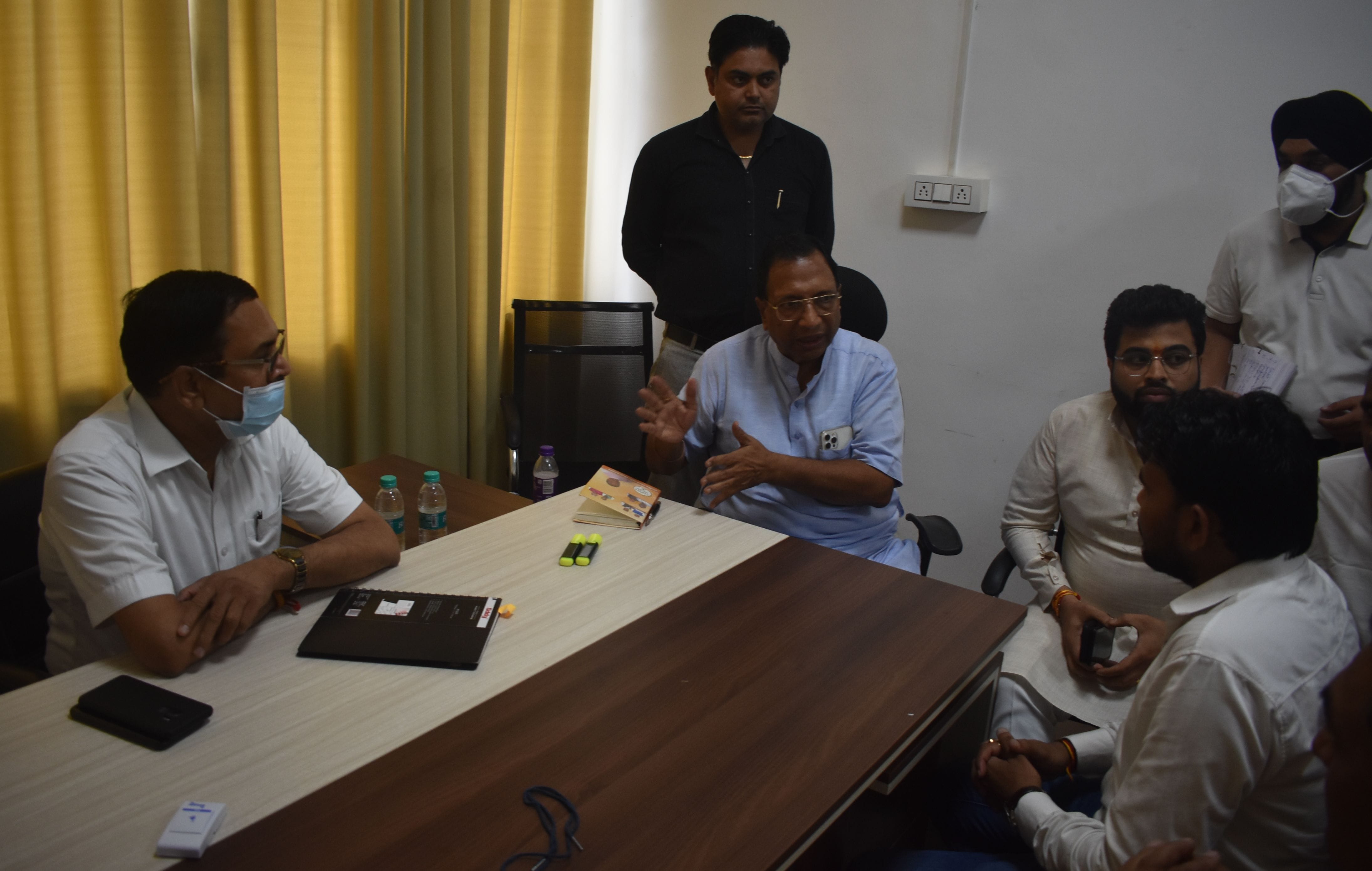 पानीपत। पालिका बाजार स्थित पंजाब नेशनल बैक के ऊपर नगर निमग कार्यालय में विधायक प्रमोद विज छापेम? पानीपत। पालिका बाजार स्थित पंजाब नेशनल बैक के ऊपर नगर निमग कार्यालय में विधायक प्रमोद विज छापेम?
