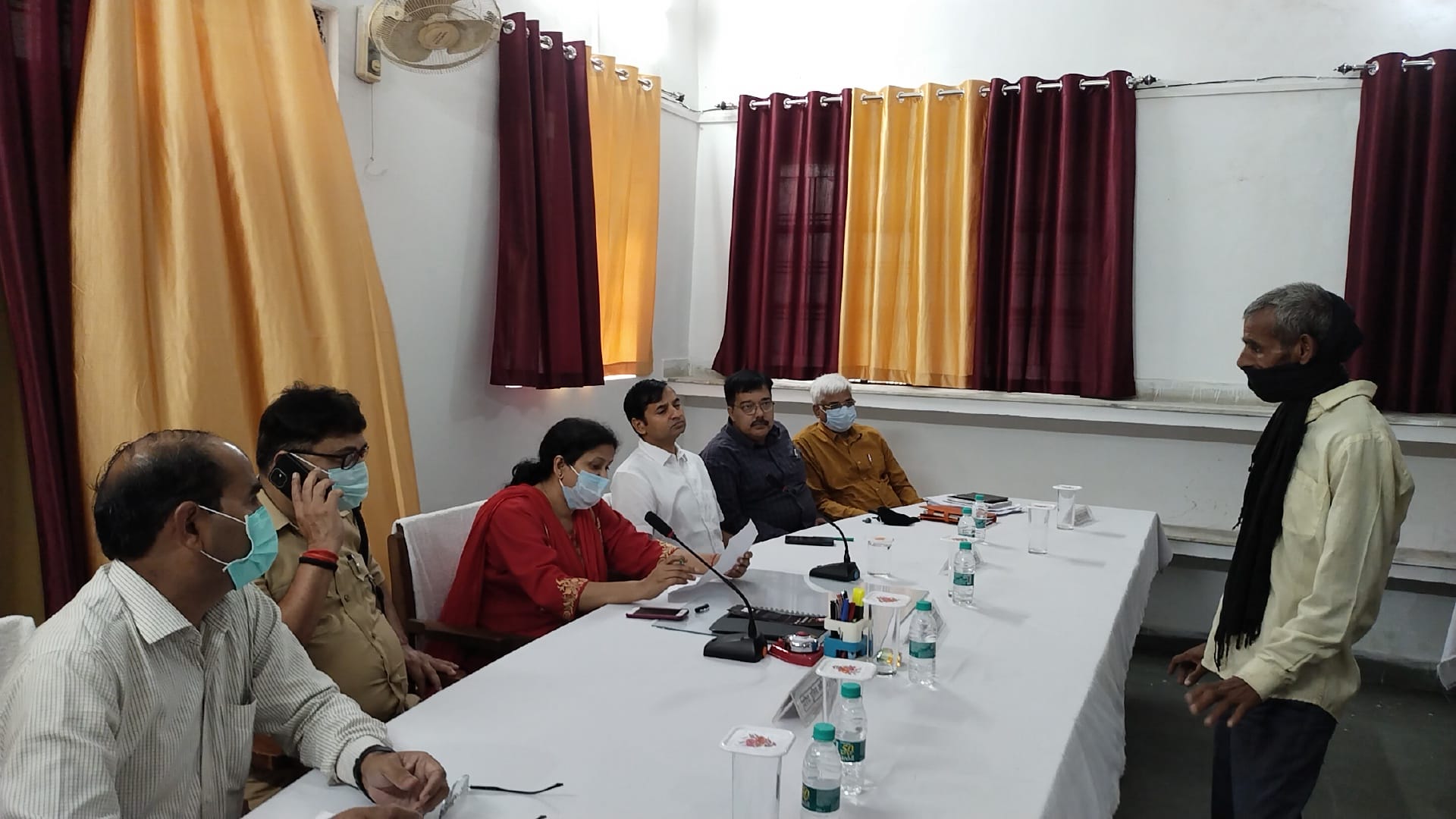 तुलसीपुर निवासी राजेश कुमार मिट्टी के कच्चे मकान गिर जाने के संबंध में शिकायत करते हुए