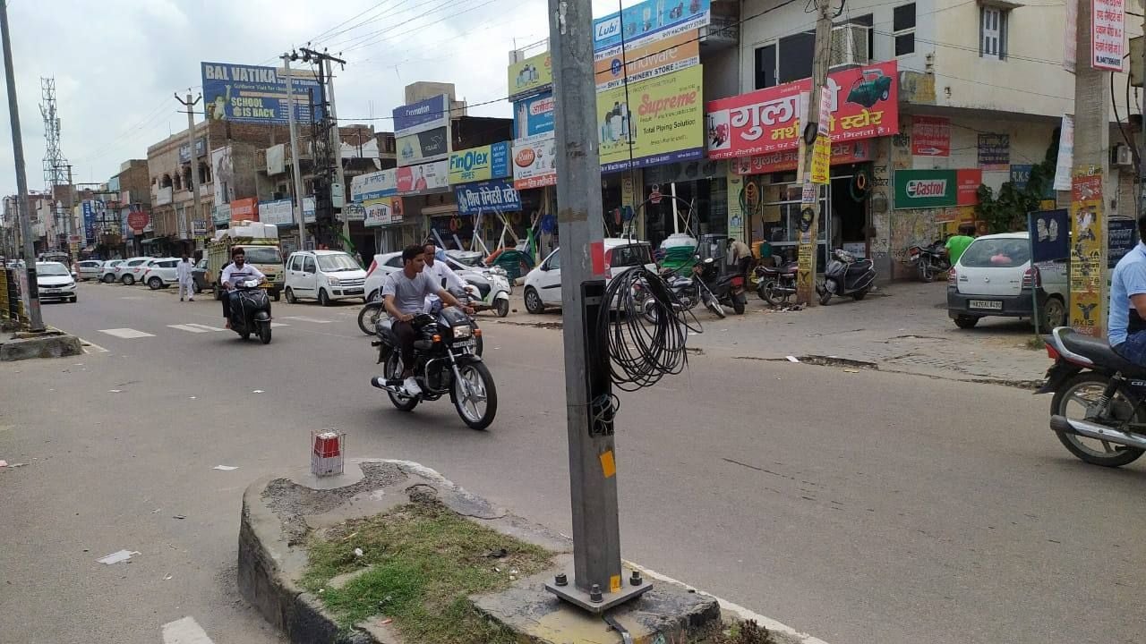 सेंट्रल बैंक वाली गली के मोड़ पर लगे स्ट्रीट लाइट खंभे की लटकी तारें। सेंट्रल बैंक वाली गली के मोड़ पर लगे स्ट्रीट लाइट खंभे की लटकी तारें।