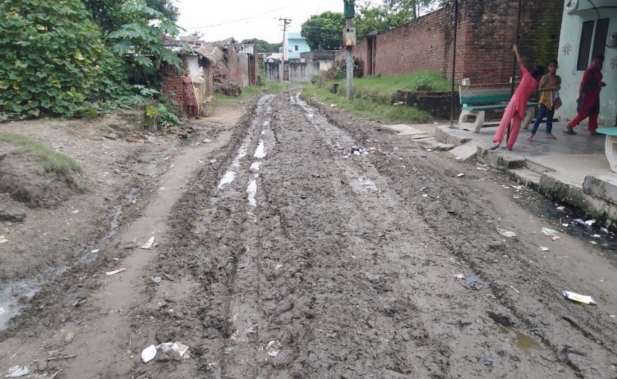 मंडावली के गांव साहबपुरा उमराव का कीचड़युक्त मुख्य मार्ग।