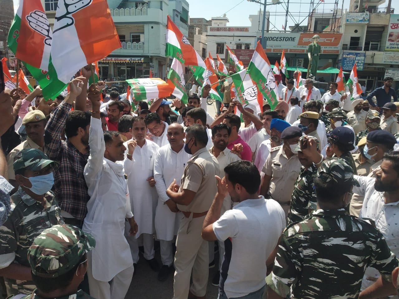 भाजपा सरकार के खिलाफ नारेबाजी करते कांग्रेस कार्यकर्ता। भाजपा सरकार के खिलाफ नारेबाजी करते कांग्रेस कार्यकर्ता।
