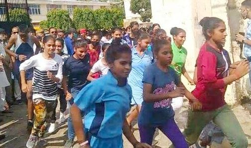 पीवीपीजी कालेज में फिट इंडिया फ्रीडम के तहत आयोजित हाफ मैराथन में प्रतिभाग करते खिलाड़ी। संवाद