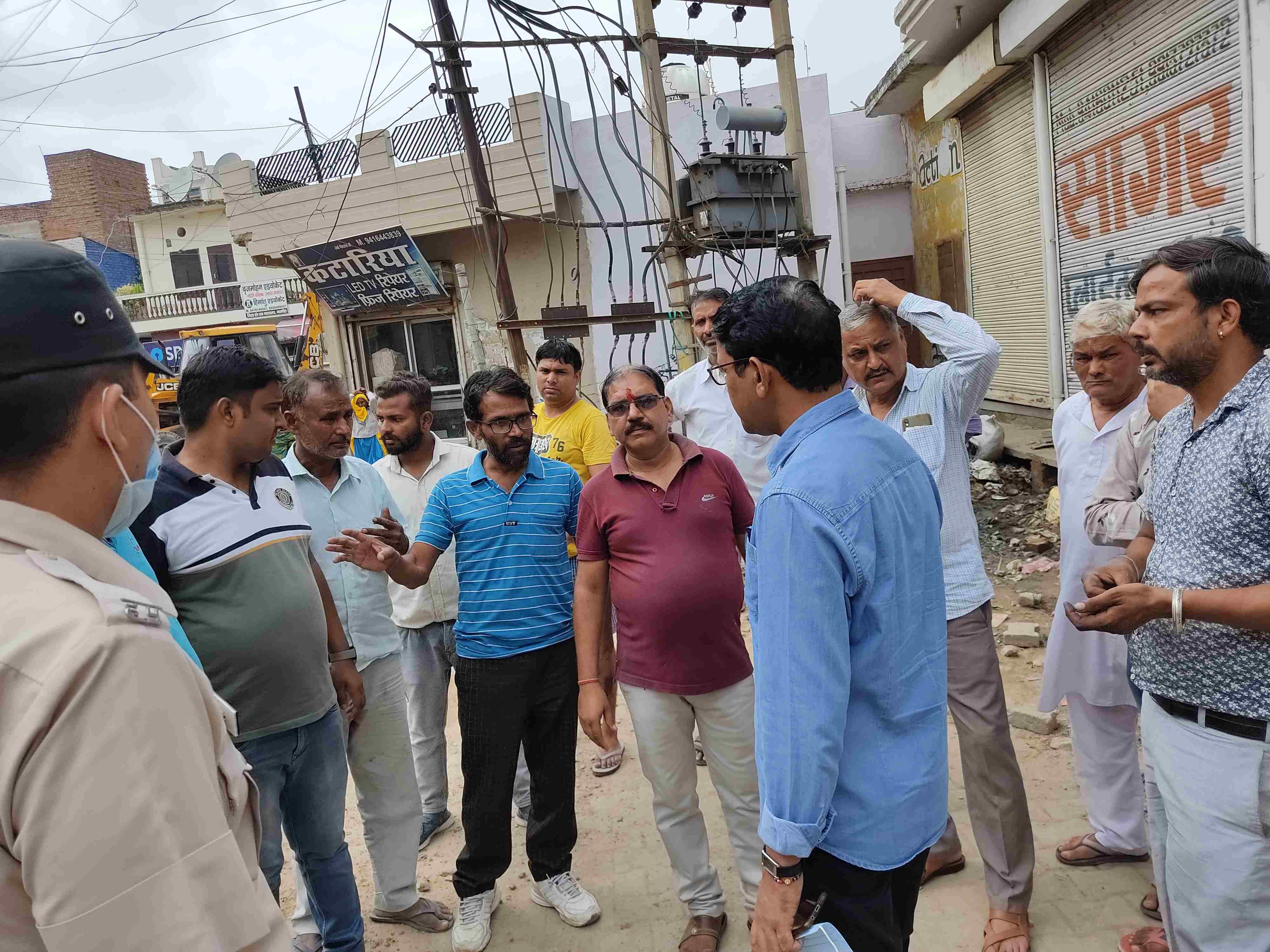 किला रोड पर सड़क निर्माण कार्य के दौरान लोगों की समस्या सुनते एसडीएम मनोज कुमार । संवाद किला रोड पर सड़क निर्माण कार्य के दौरान लोगों की समस्या सुनते एसडीएम मनोज कुमार । संवाद
