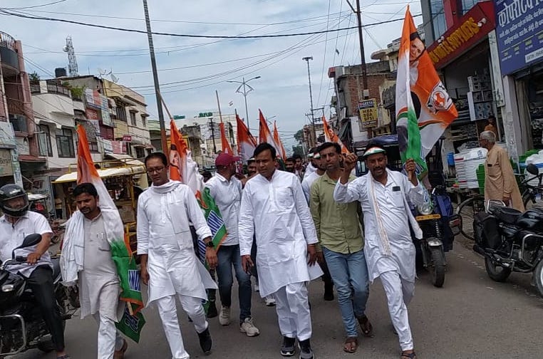 शामली पैदल मार्च निकाल कर प्रदर्शन करते कांग्रेसी