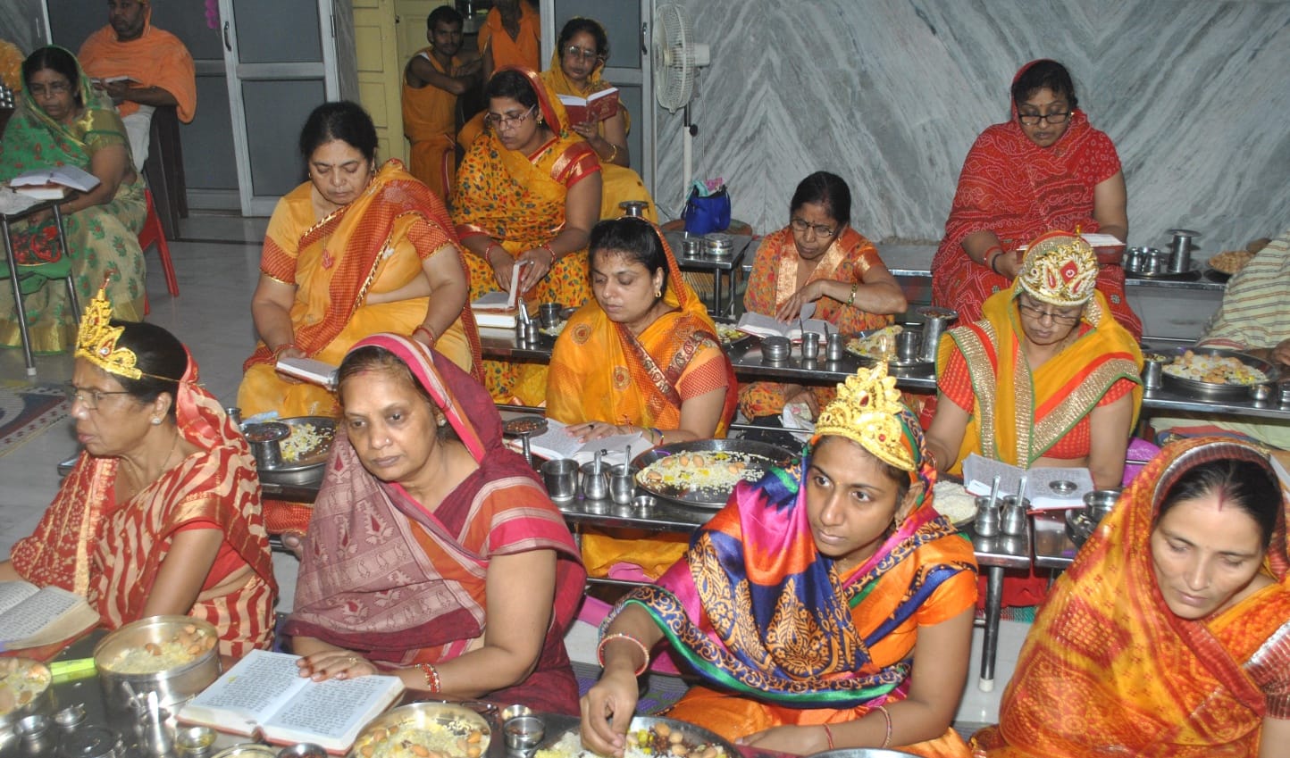 शामली तालाब रोड जैन  में मन्दिर में पूजन करती महिलाएं