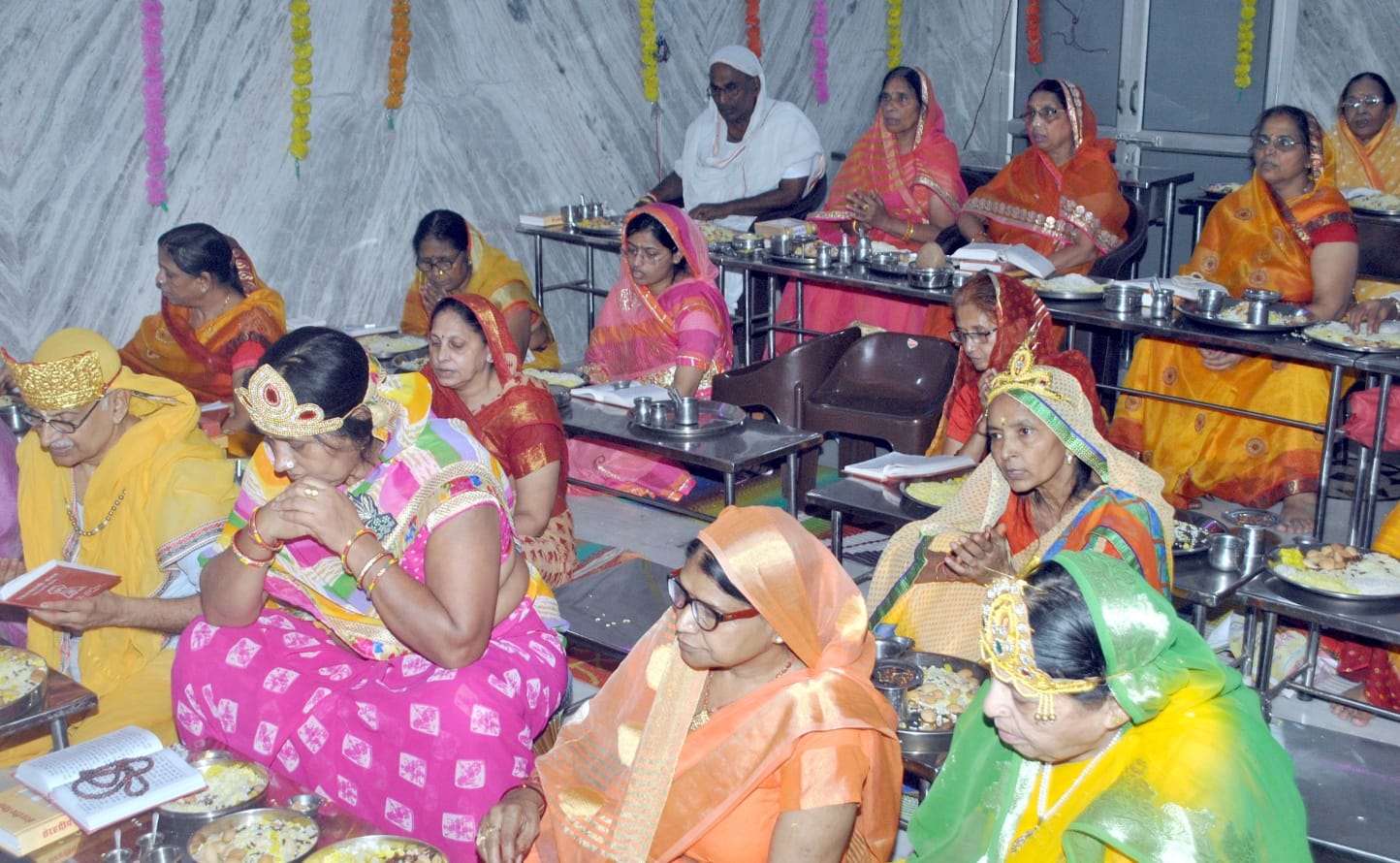 शामली तालाब रोड जैन  में मन्दिर में पूजन करती महिलाएं
