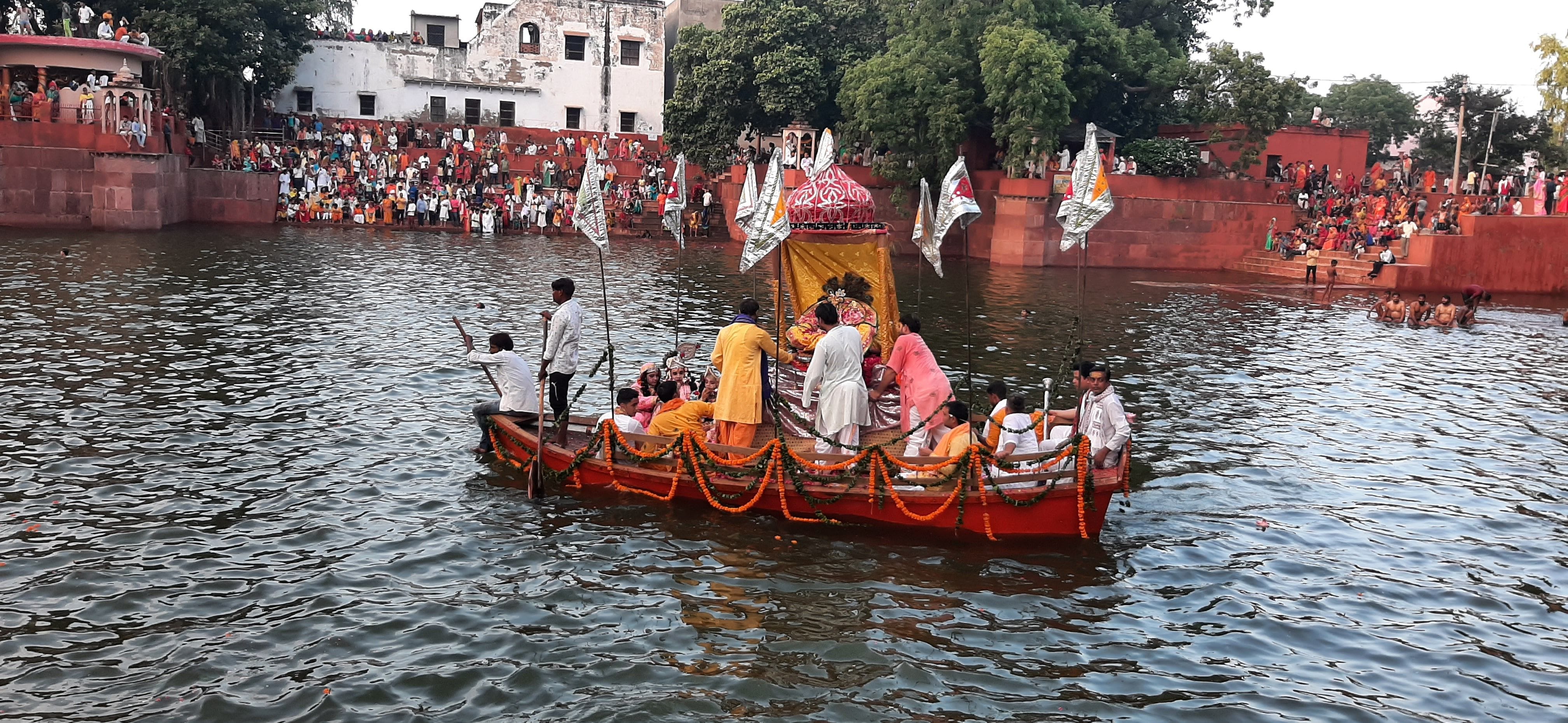  प्रिया कुंड पर जल विहार लीला करते राधाकृष्ण।