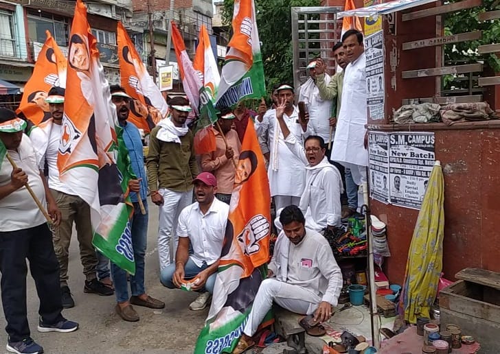 शामली सुभाष चौक पर धरना प्रदर्शन करते कांग्रेसी