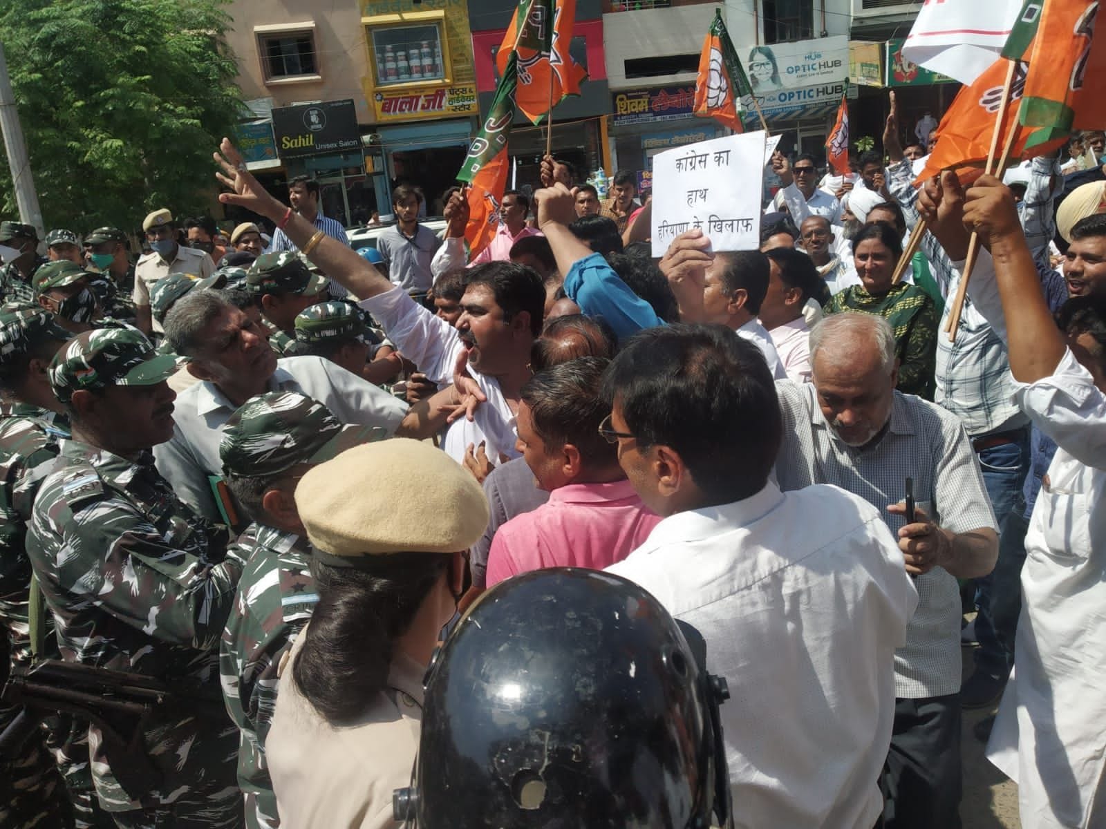 कांग्रेस के खिलाफ रोष प्रकट करते भाजपा कार्यकर्ता। कांग्रेस के खिलाफ रोष प्रकट करते भाजपा कार्यकर्ता।