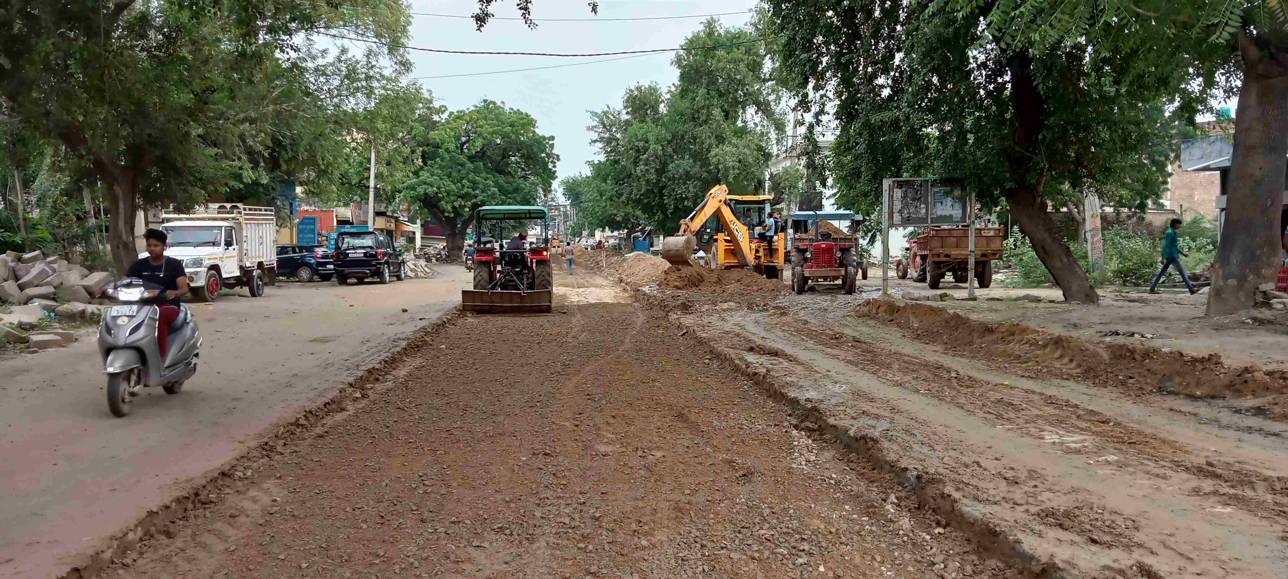 शहर थाना के पास सड़क लेवल के काम में जुटी जेसीबी मशीन व ट्रैक्टर । संवाद शहर थाना के पास सड़क लेवल के काम में जुटी जेसीबी मशीन व ट्रैक्टर । संवाद