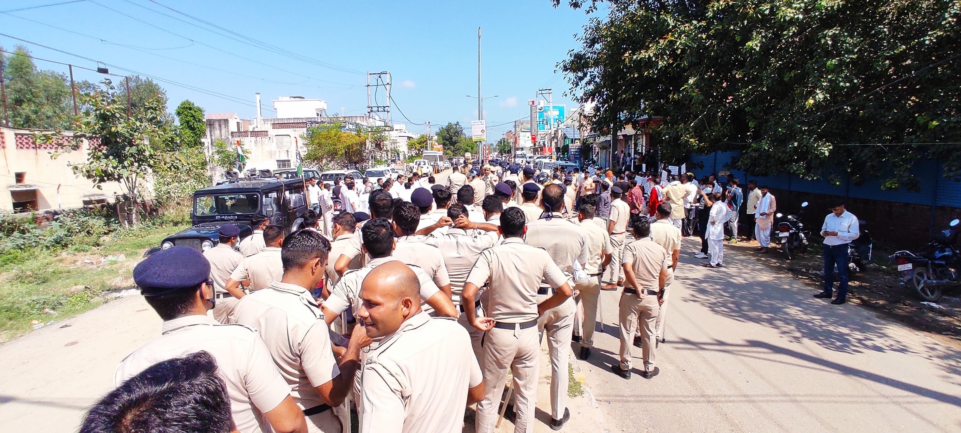 भाजपा व कांग्रेस कार्यकर्ताओं के बीच सुरक्षा दीवार बनाए खड़े पुलिस के जवान। भाजपा व कांग्रेस कार्यकर्ताओं के बीच सुरक्षा दीवार बनाए खड़े पुलिस के जवान।