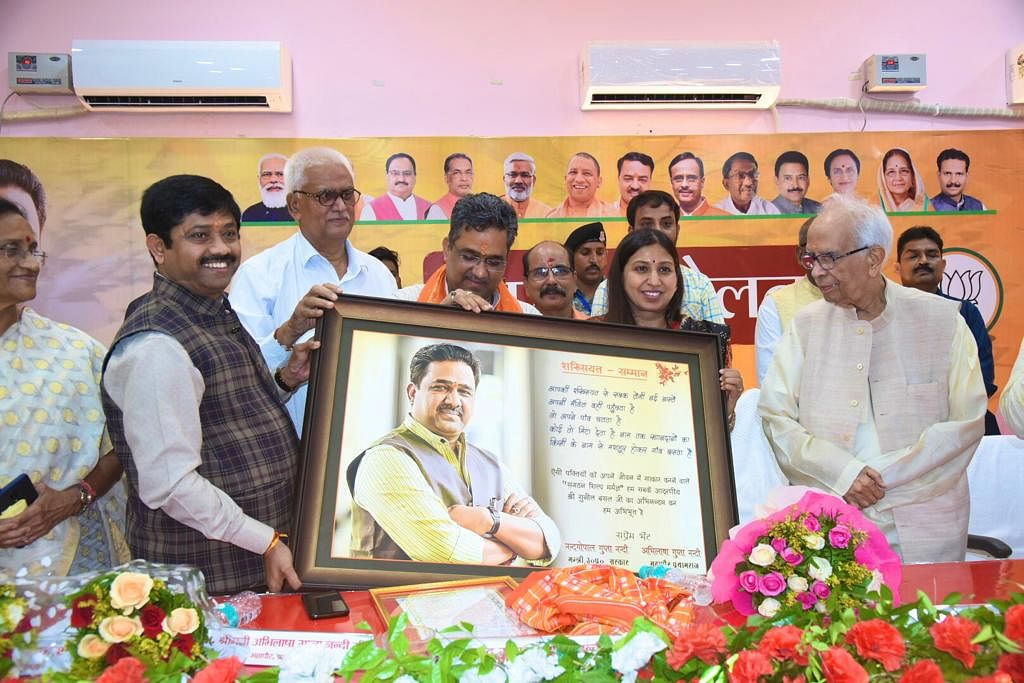 Prayagraj News :  प्रबुद्ध सम्मेलन में संगठन मंत्री सुनील बंसल को सम्मानित करते नंदी।