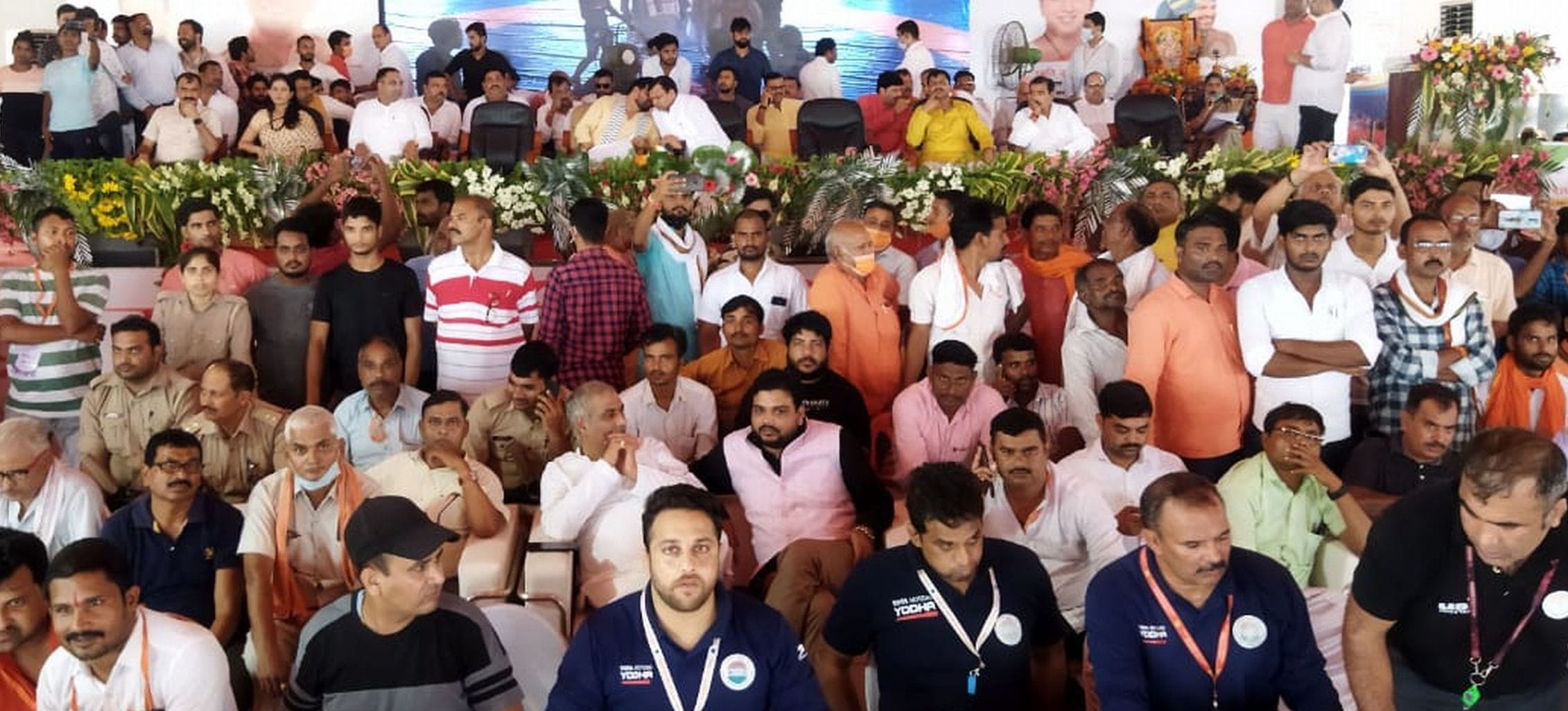 22 : गौरीगंज : कौहार में आयोजित राष्ट्रीय कुश्ती प्रतियोगिता के दौरान मंचासीन अतिथि व मौजूद लोग।  -स?