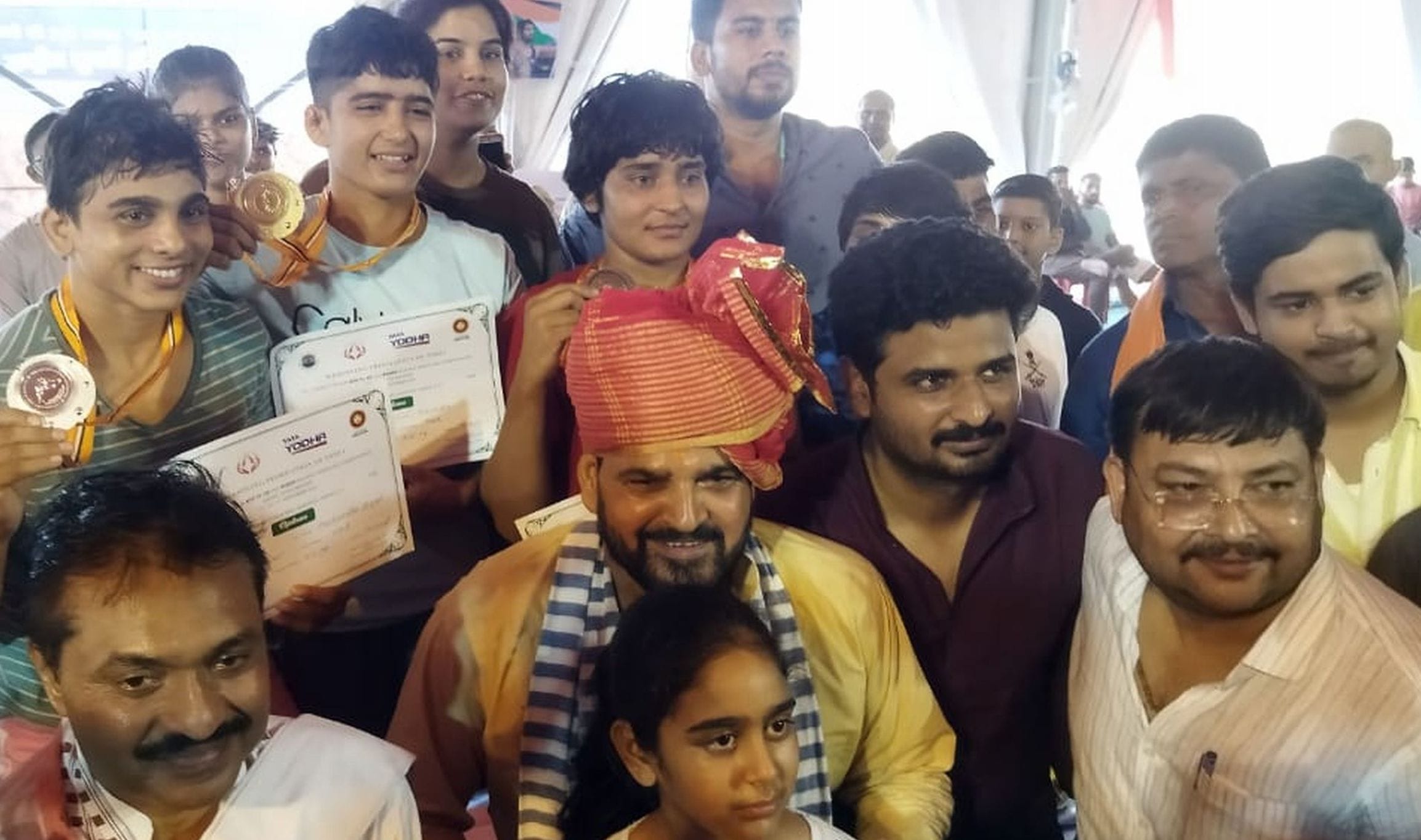 27 : गौरीगंज : कौहार में आयोजित राष्ट्रीय कुश्ती प्रतियोगिता के बाद प्रशस्ति पत्र व खिलाडिय़ों के स