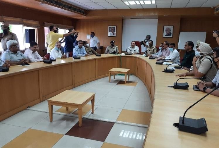 अधिकारियों ने उद्योगपतियों के साथ की चर्चा, बैठक में नहीं आए किसान