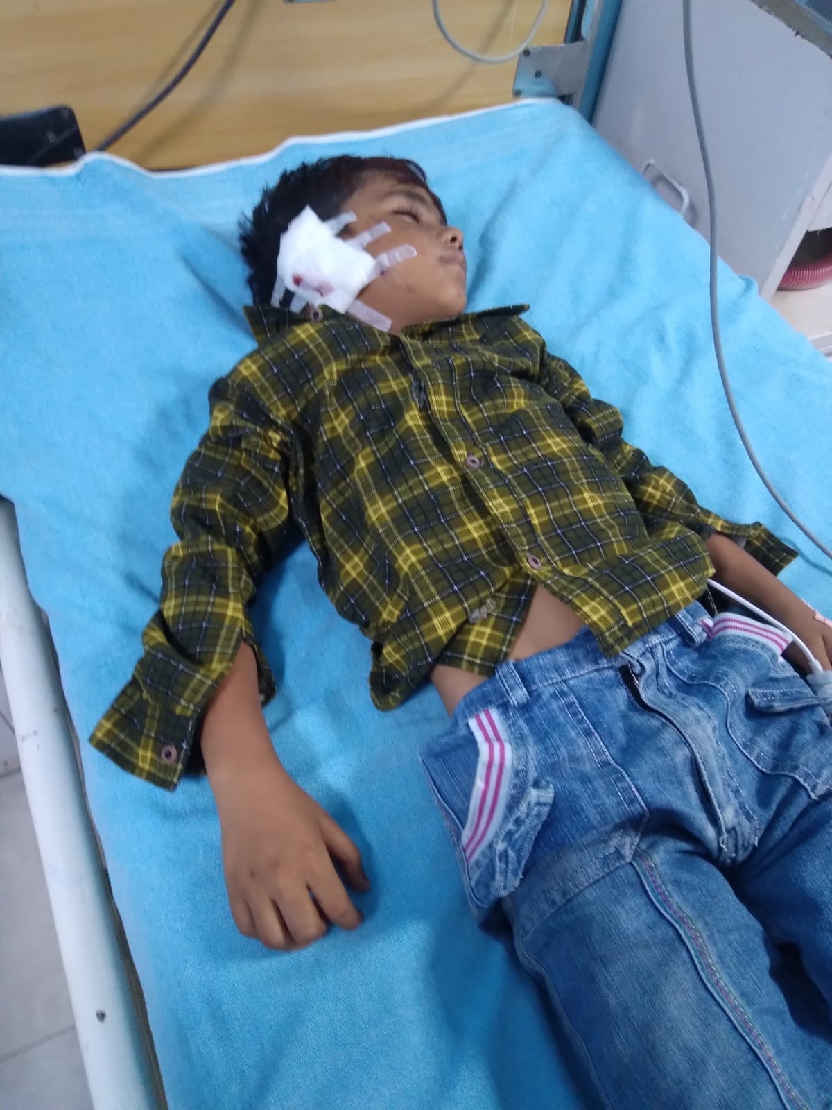 मीरापुर में गिरी दीवार की चपेट में आकर घायल हुआ बालक। मीरापुर में गिरी दीवार की चपेट में आकर घायल हुआ बालक।