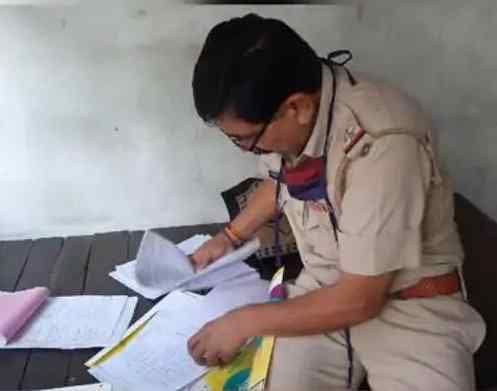 नागरिक अस्पताल स्थित पुलिस चौकी में कार्रवाई करती पुलिस। संवाद नागरिक अस्पताल स्थित पुलिस चौकी में कार्रवाई करती पुलिस। संवाद