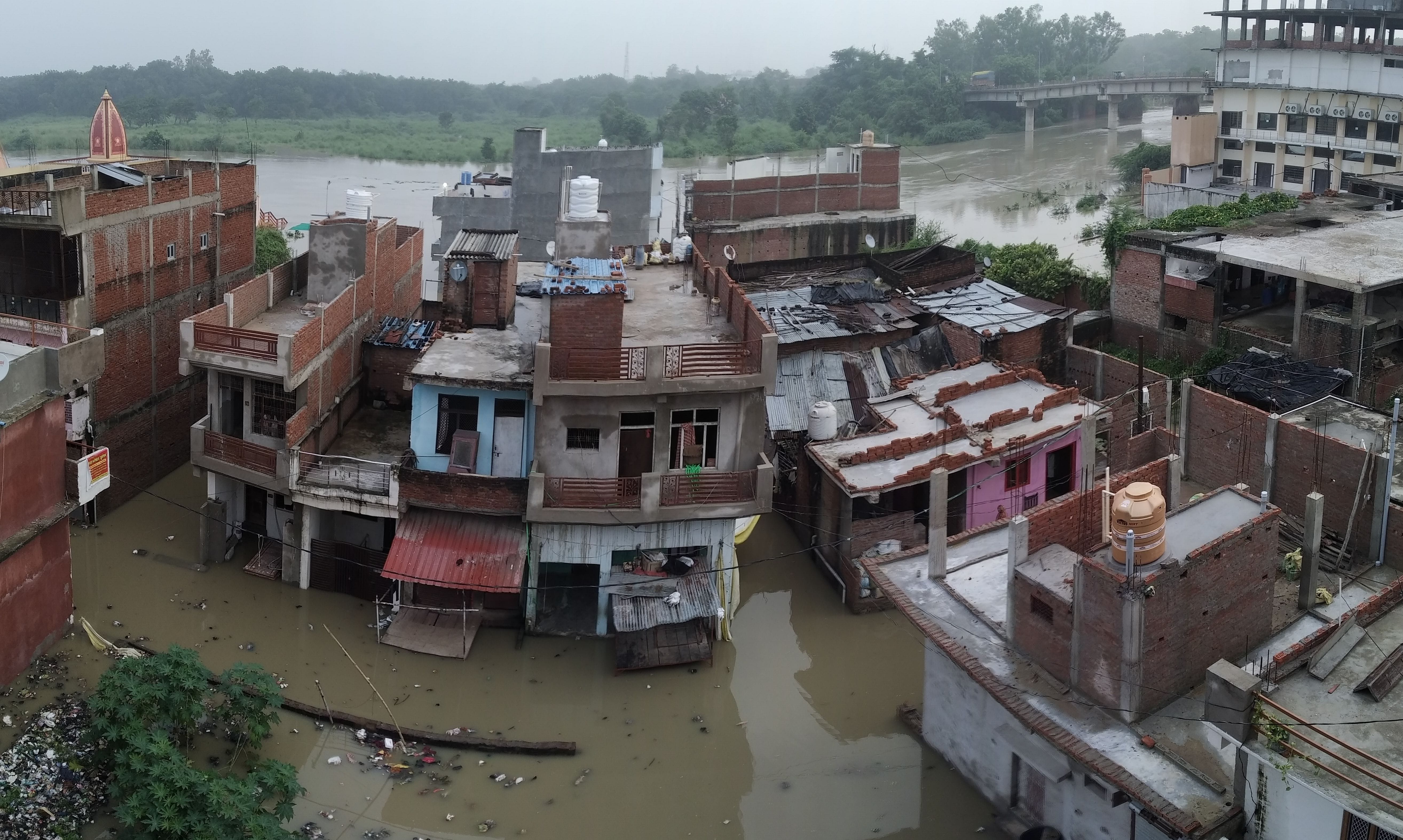 सदर बाजार बेल्हा देवी धाम के बगल स्थित मोहल्ले में सई नदी के बाढ का भरा पानी। संवाद