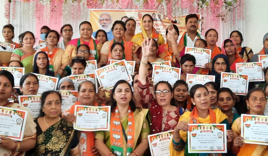 नजीबाबाद में कोरोना वॉरियर सम्मान प्राप्त महिलाएं।