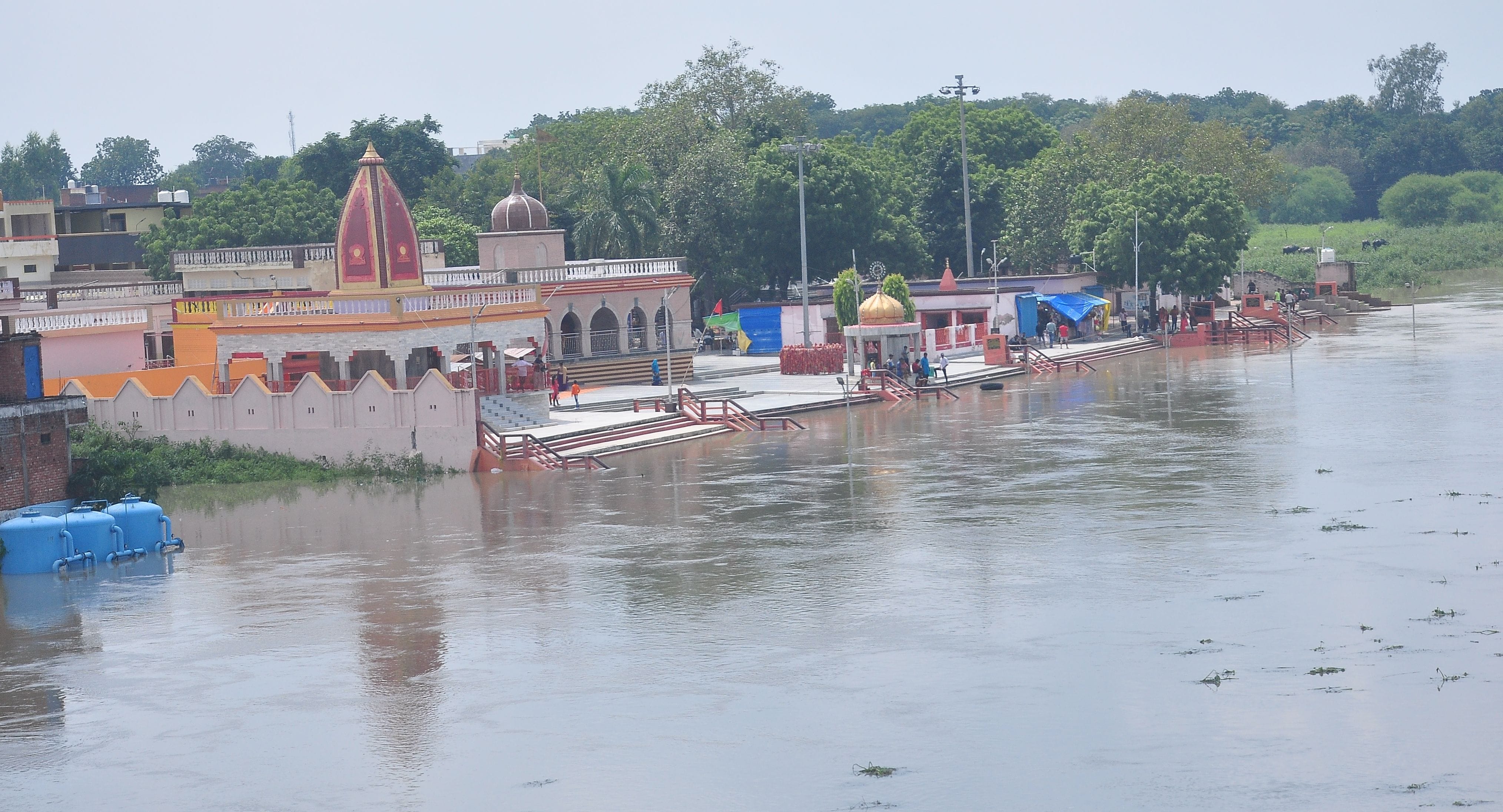 बेल्हा देवी धाम की सई नदी बाढ़ के पानी में डूबी सीढ़ियां। संवाद