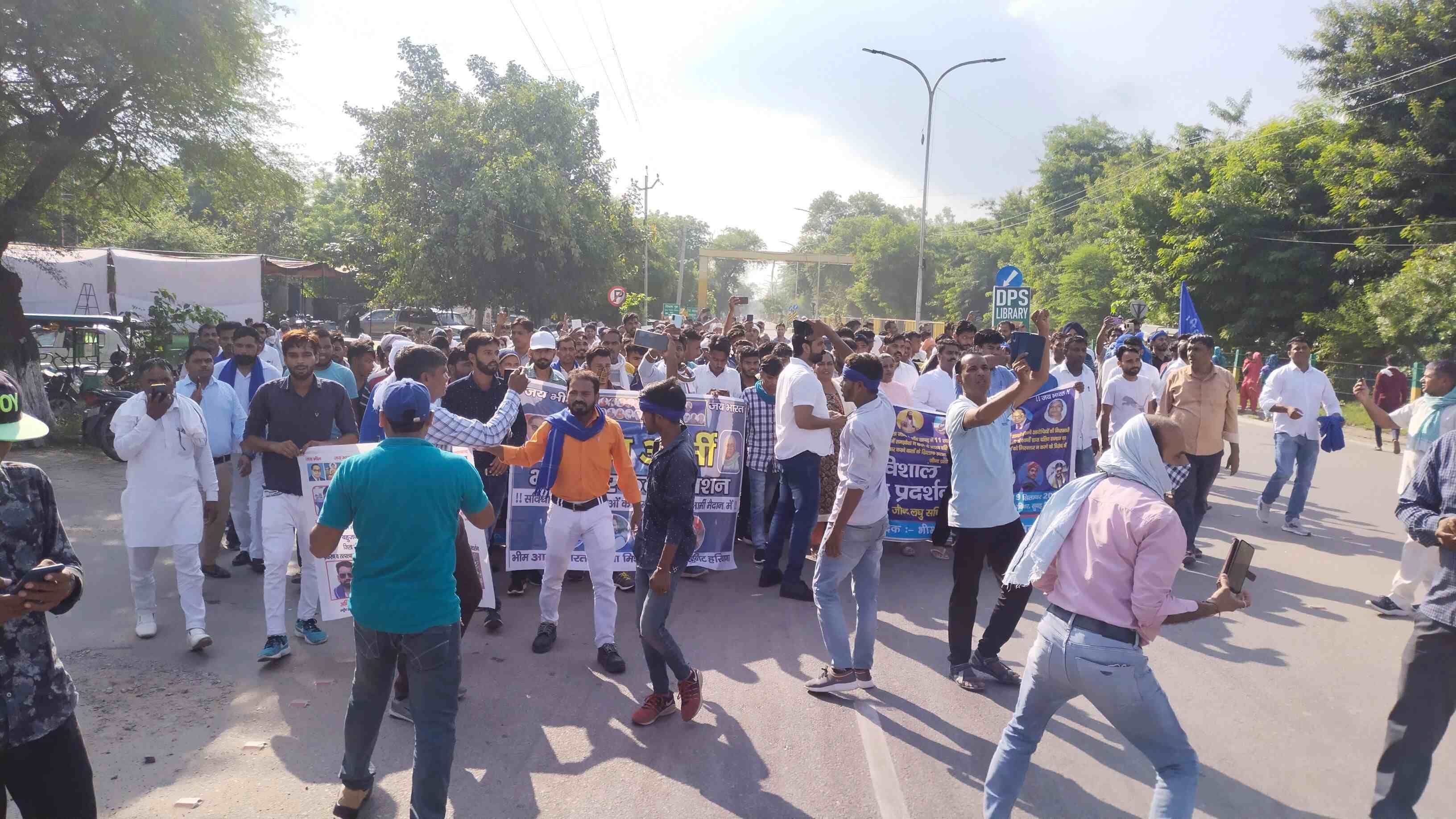 एसपी आवास की तरफ विरोध प्रदर्शन करने के लिए जाते आंदोलनकारी। एसपी आवास की तरफ विरोध प्रदर्शन करने के लिए जाते आंदोलनकारी।