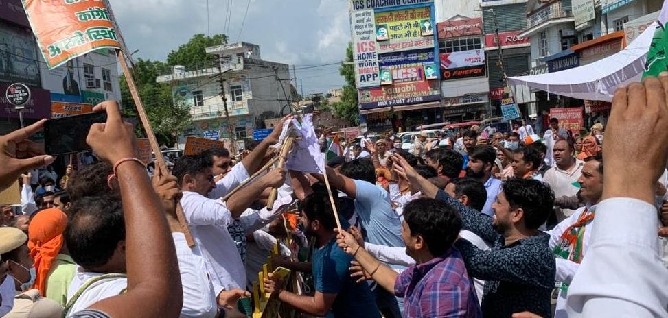 सीएम के पुतले की शवयात्रा को एक-दूसरे पर फेंकने के लिए भिड़ते भाजपा व कांग्रेस कार्यकर्ता। संवाद