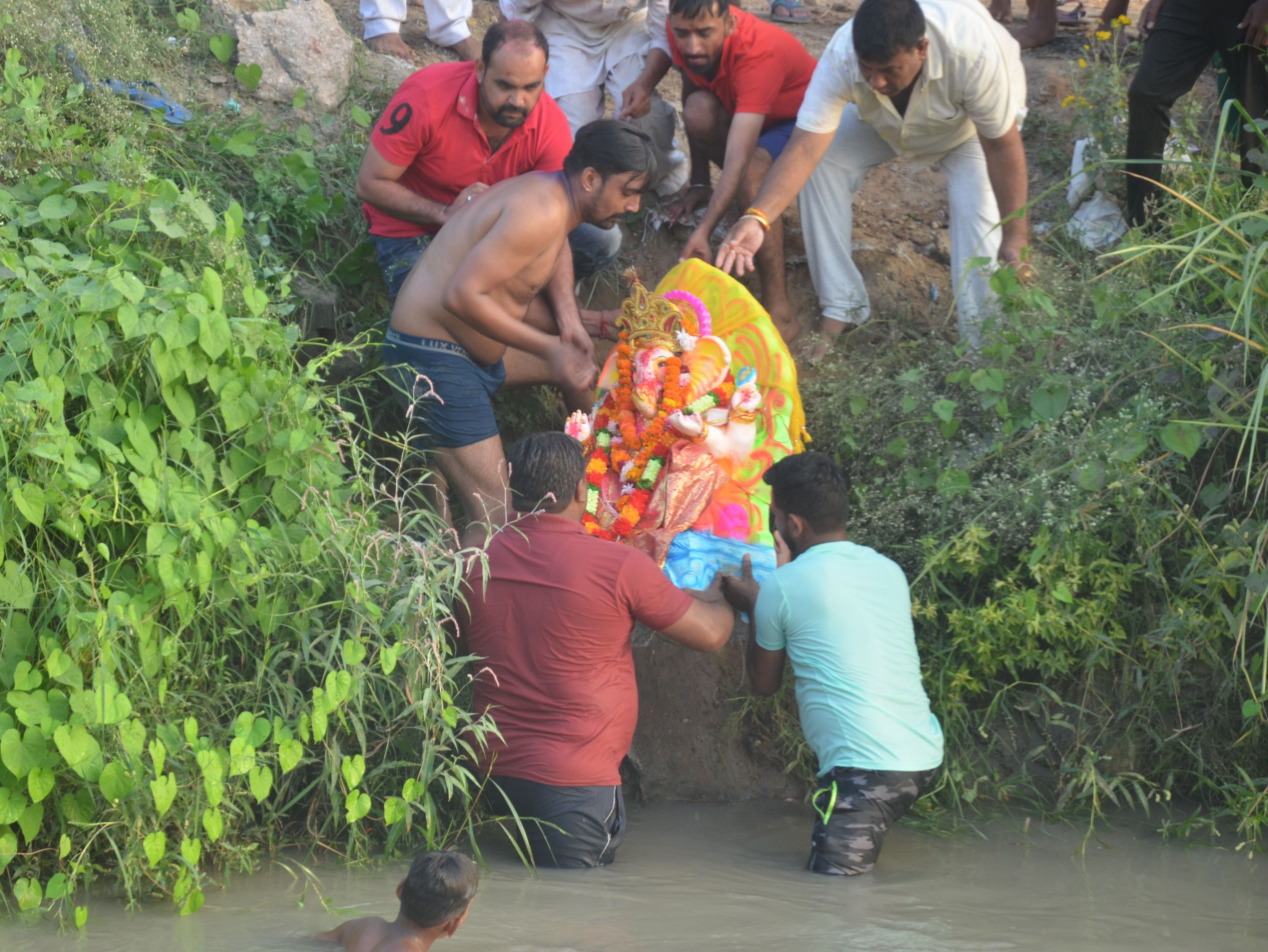 इंद्रा कैनाल में गणेश भगवान की प्रतिमा का विसर्जन करने पहुंचे श्रद्धालु। इंद्रा कैनाल में गणेश भगवान की प्रतिमा का विसर्जन करने पहुंचे श्रद्धालु।