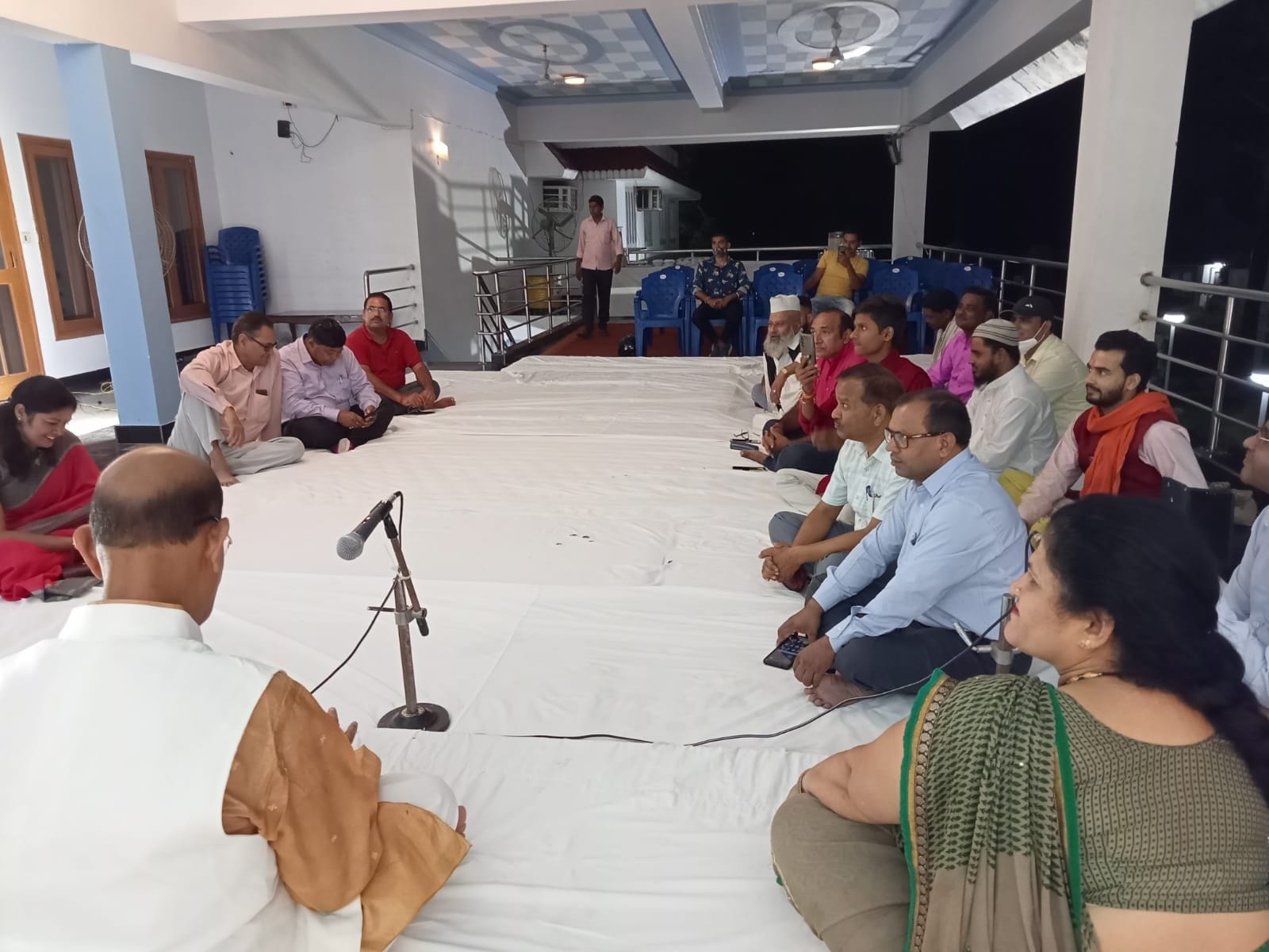 खटीमा के फाइबर्स फैक्टरी में आयोजित कवि सम्मेलन में मौजूद कवि, साहित्यकार एवं शायर। खटीमा के फाइबर्स फैक्टरी में आयोजित कवि सम्मेलन में मौजूद कवि, साहित्यकार एवं शायर।