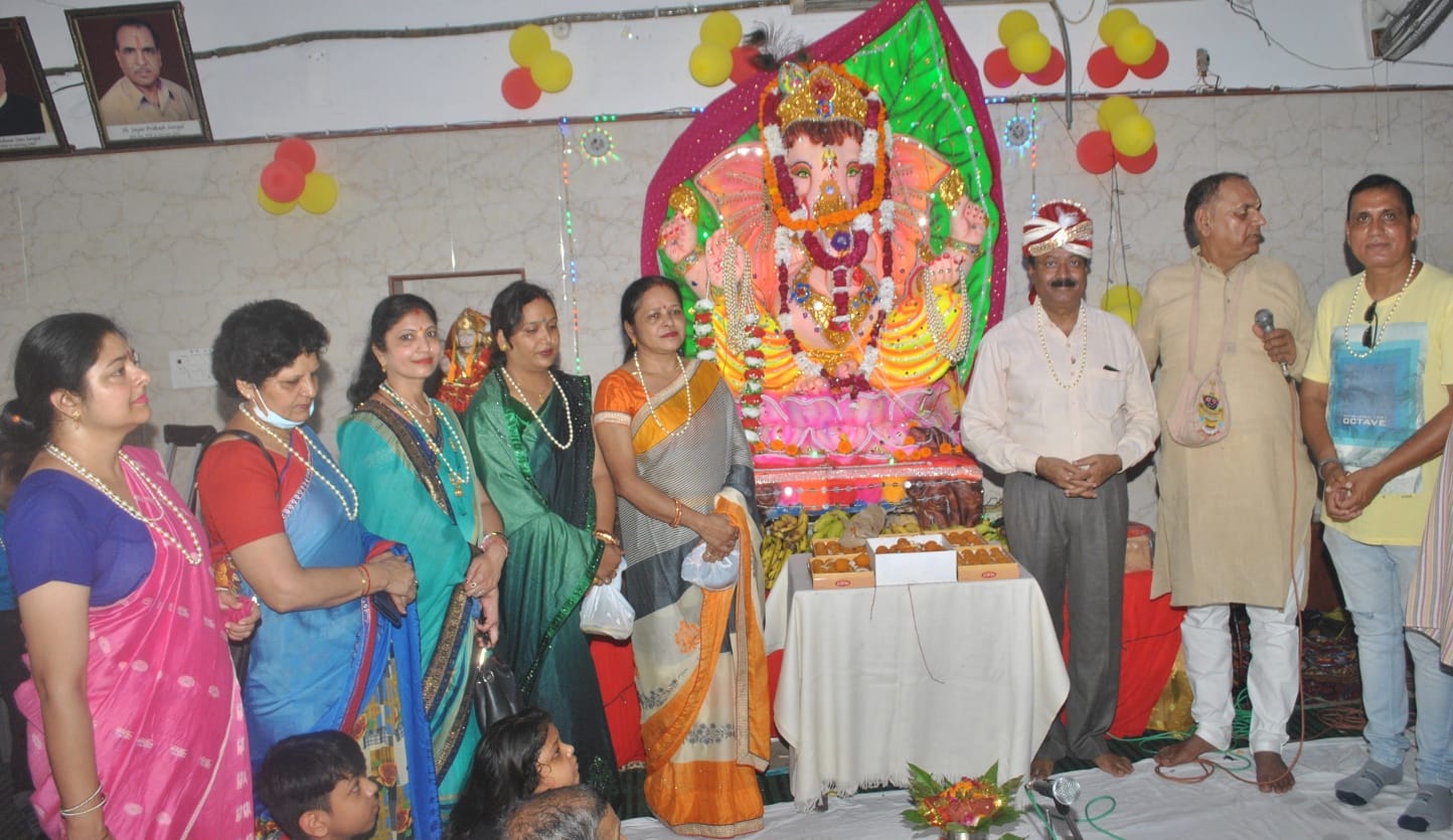 शामली शिवगंज मंडी में श्री गणेश जी महाराज का पूजन करते पूर्व चेयरमैन अरविन्द संगल व महिलाएं शामली शिवगंज मंडी में श्री गणेश जी महाराज का पूजन करते पूर्व चेयरमैन अरविन्द संगल व महिलाएं