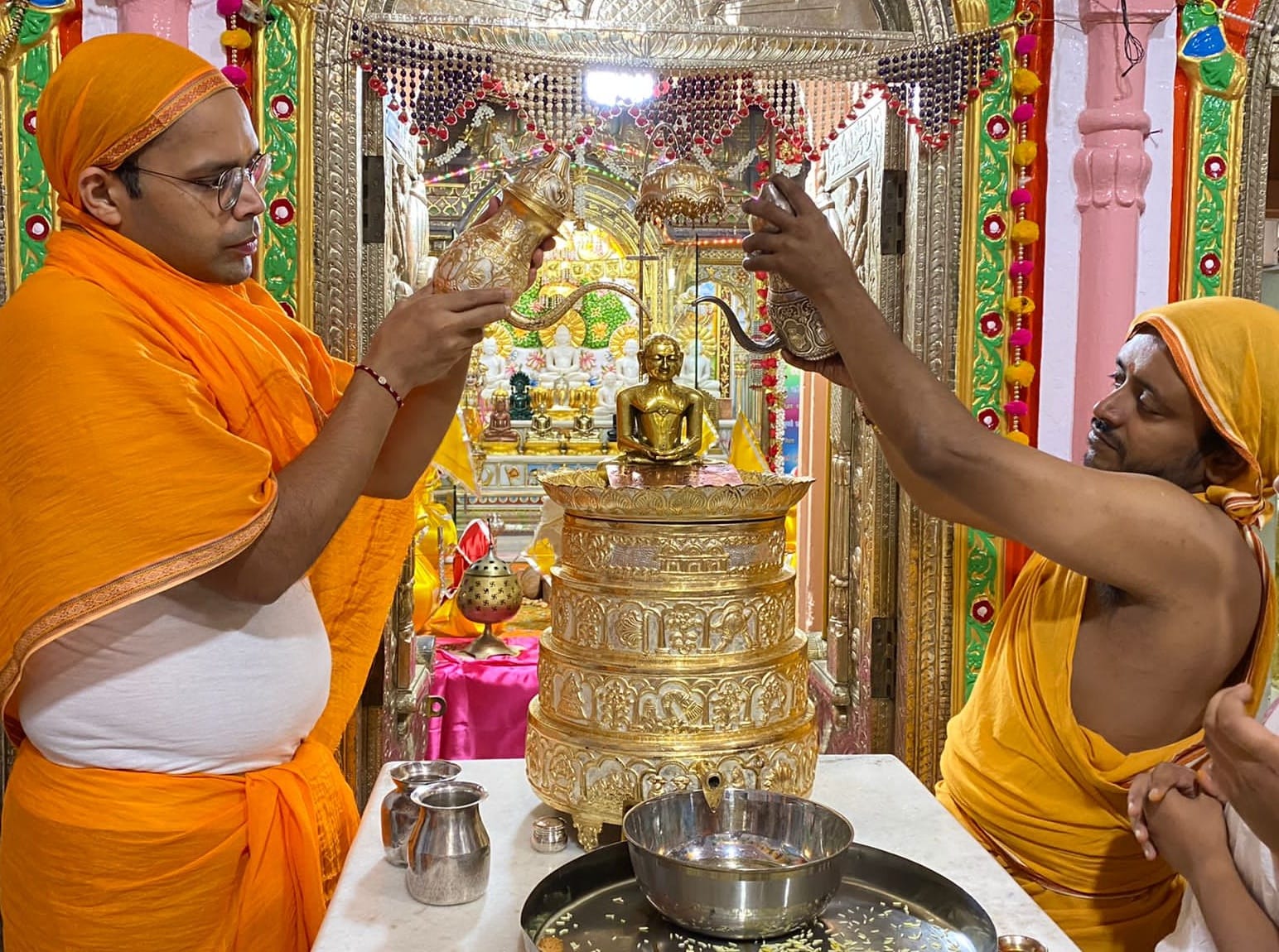 शामली श्री आदिनाथ दिगंबर जैन मंदिर धर्मपुरा  में पूजन करते जैन समाज के लोग