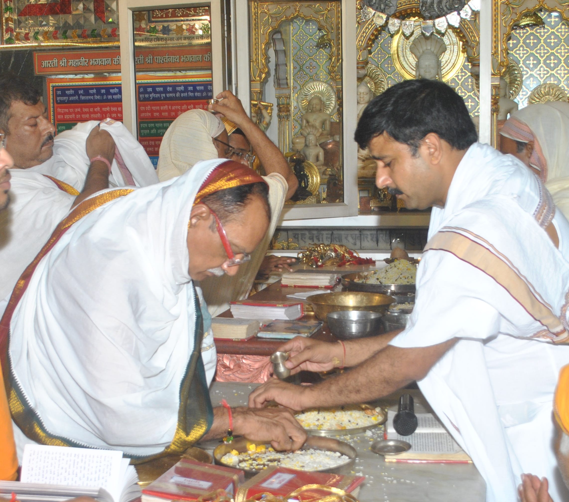 शामली के दिगंबर जैन मंदिर में पूजन करते जैन समाज के लोग